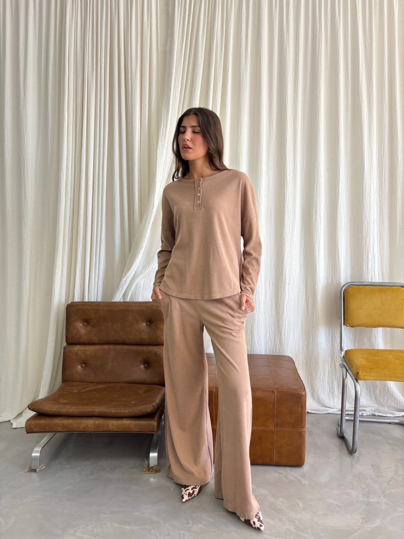 Pantalón beige de tiro alto y pierna recta