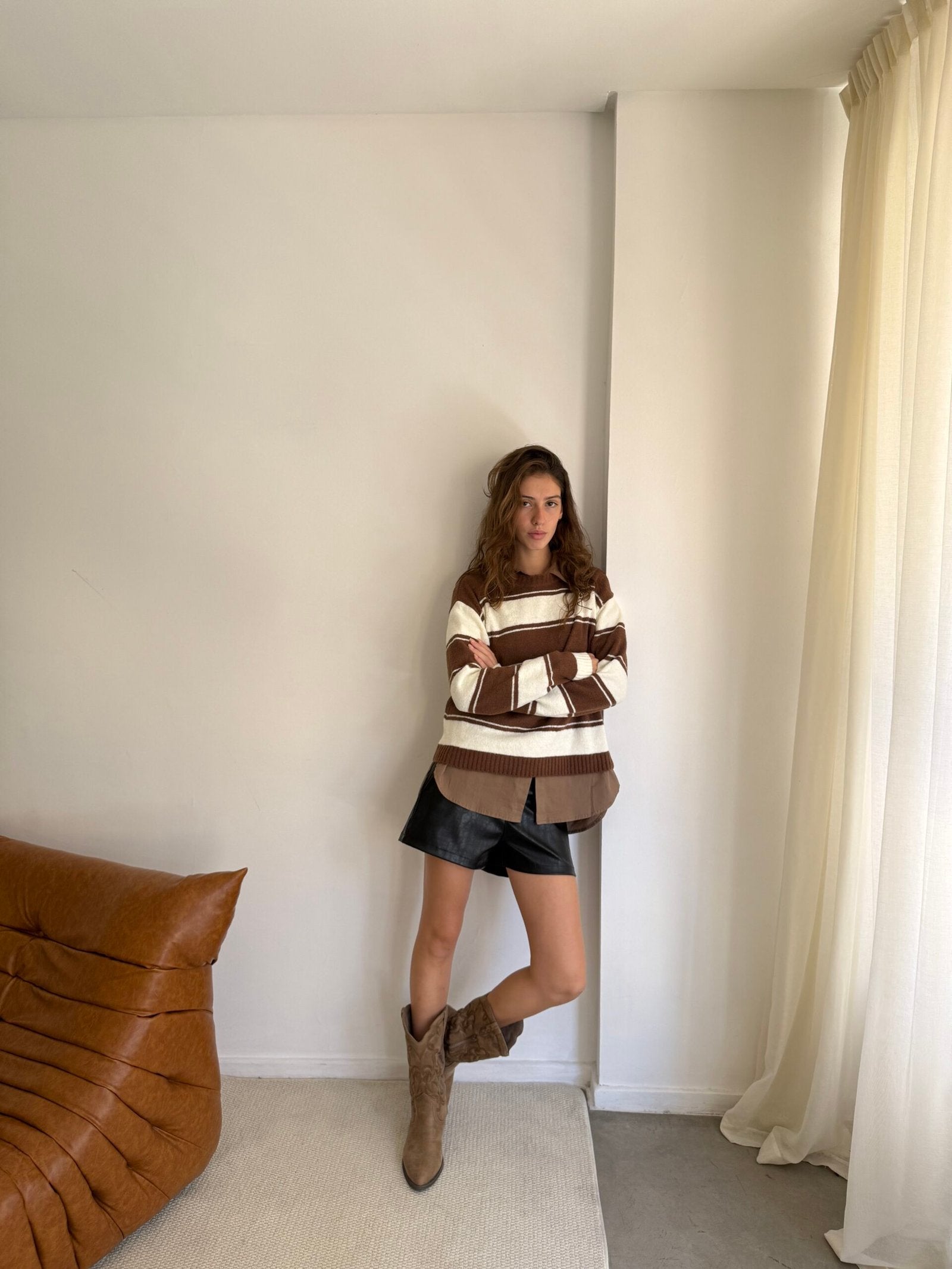 Sweater rayado marrón y crema con cuello redondo y manga larga