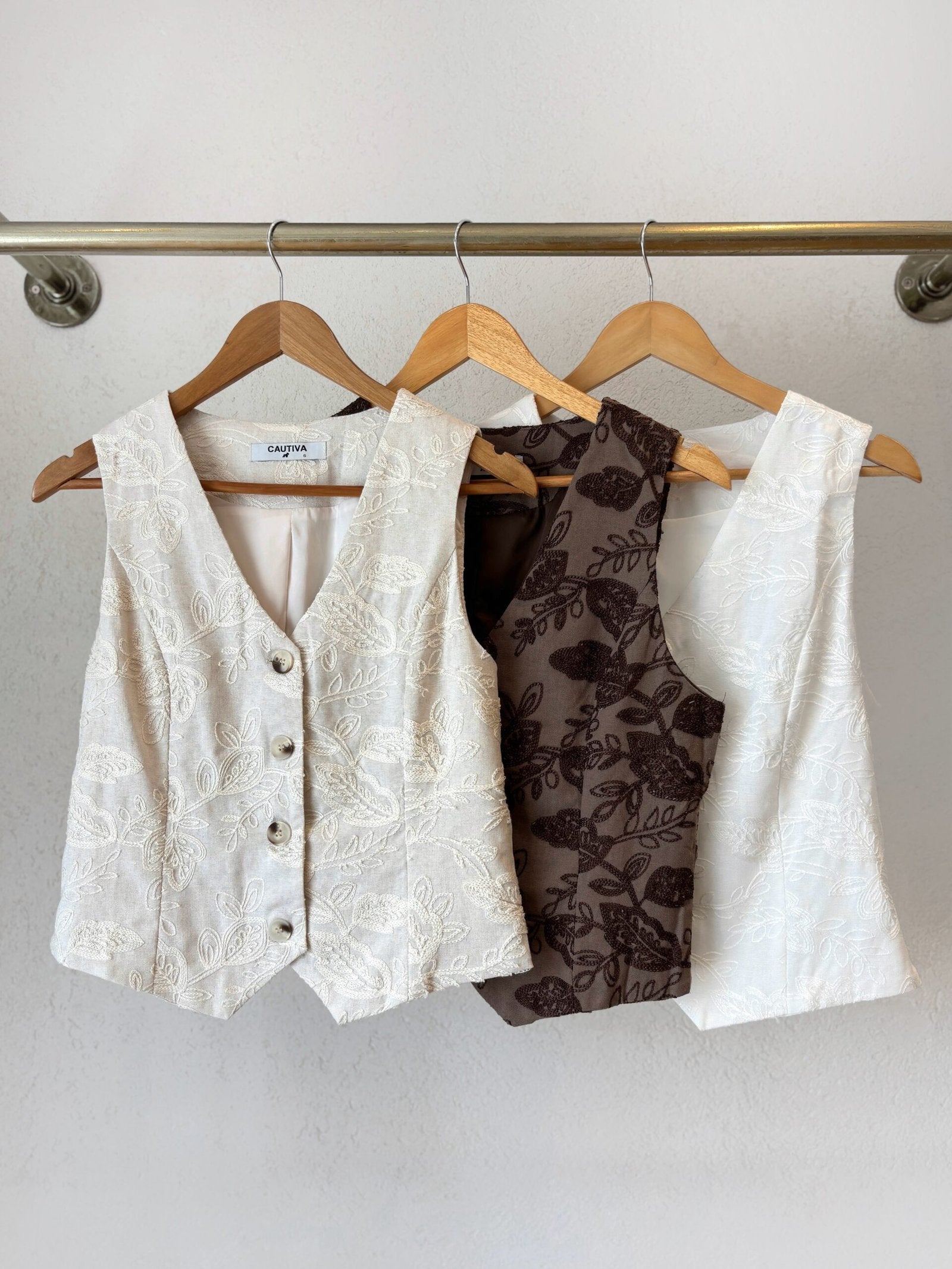 Chaleco blanco con bordado floral y botones delanteros
