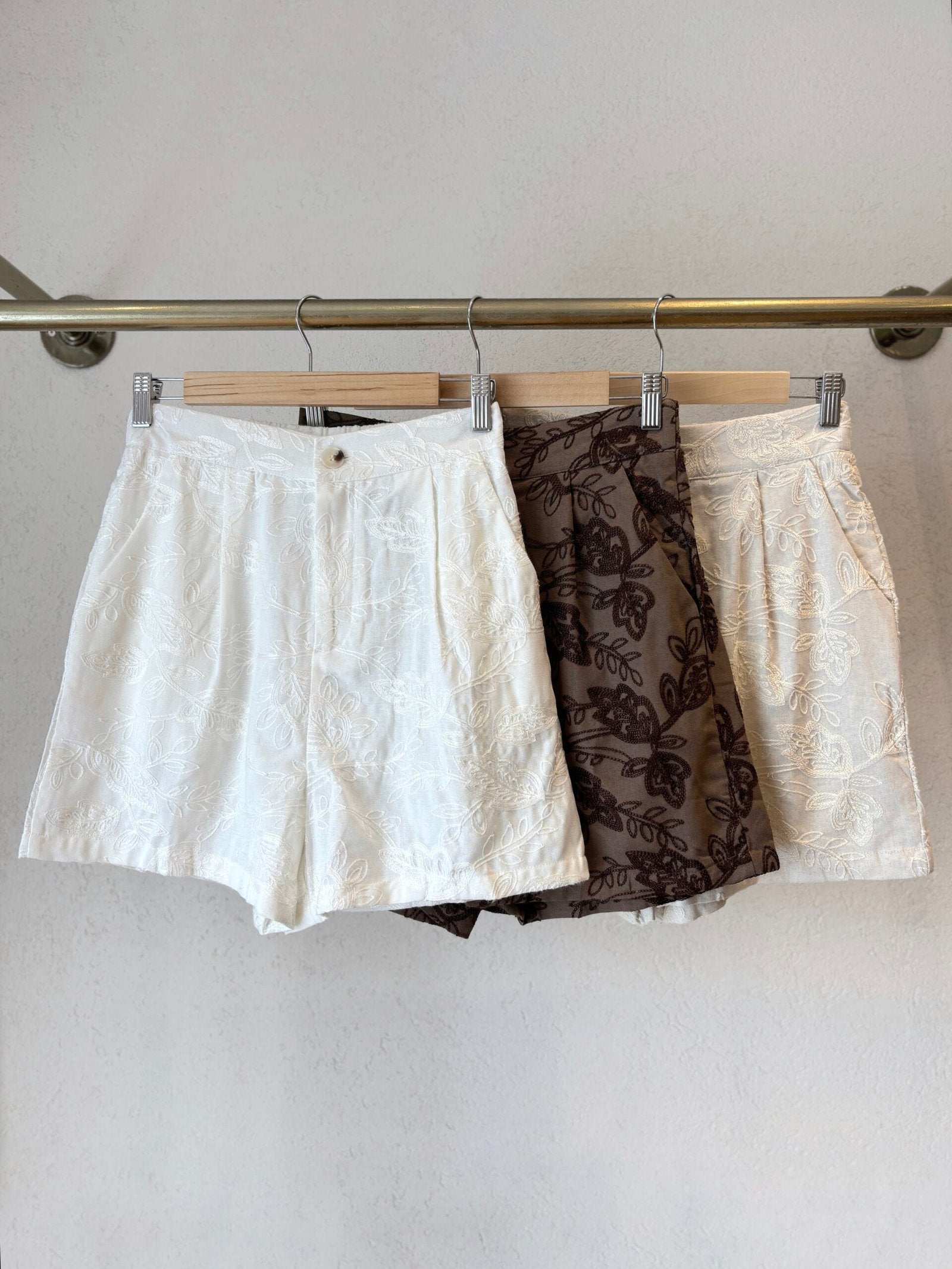 Short blanco con estampado de palmas y cierre frontal