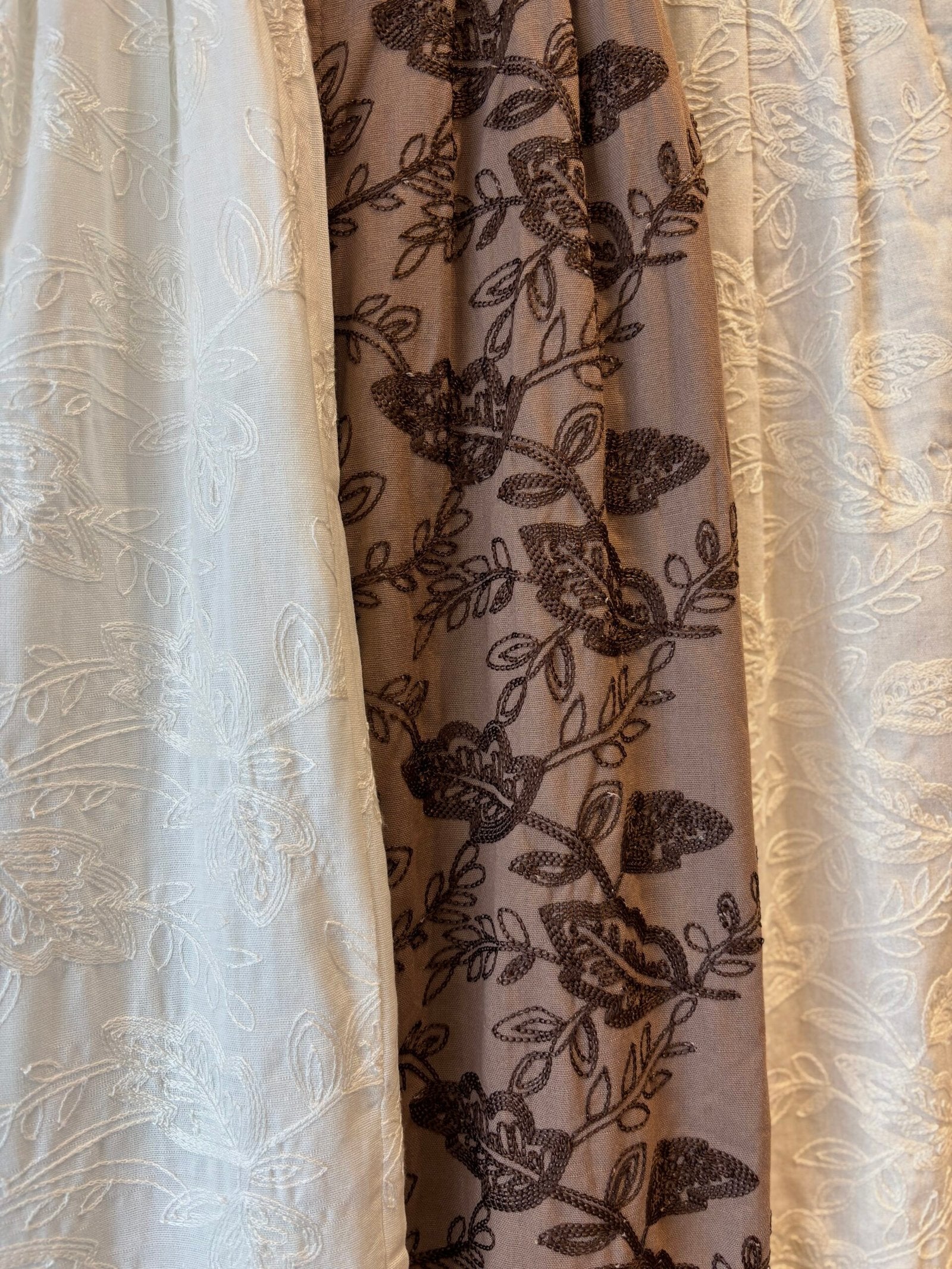 Pantalón marrón con estampado floral de hojas y flores bordadas