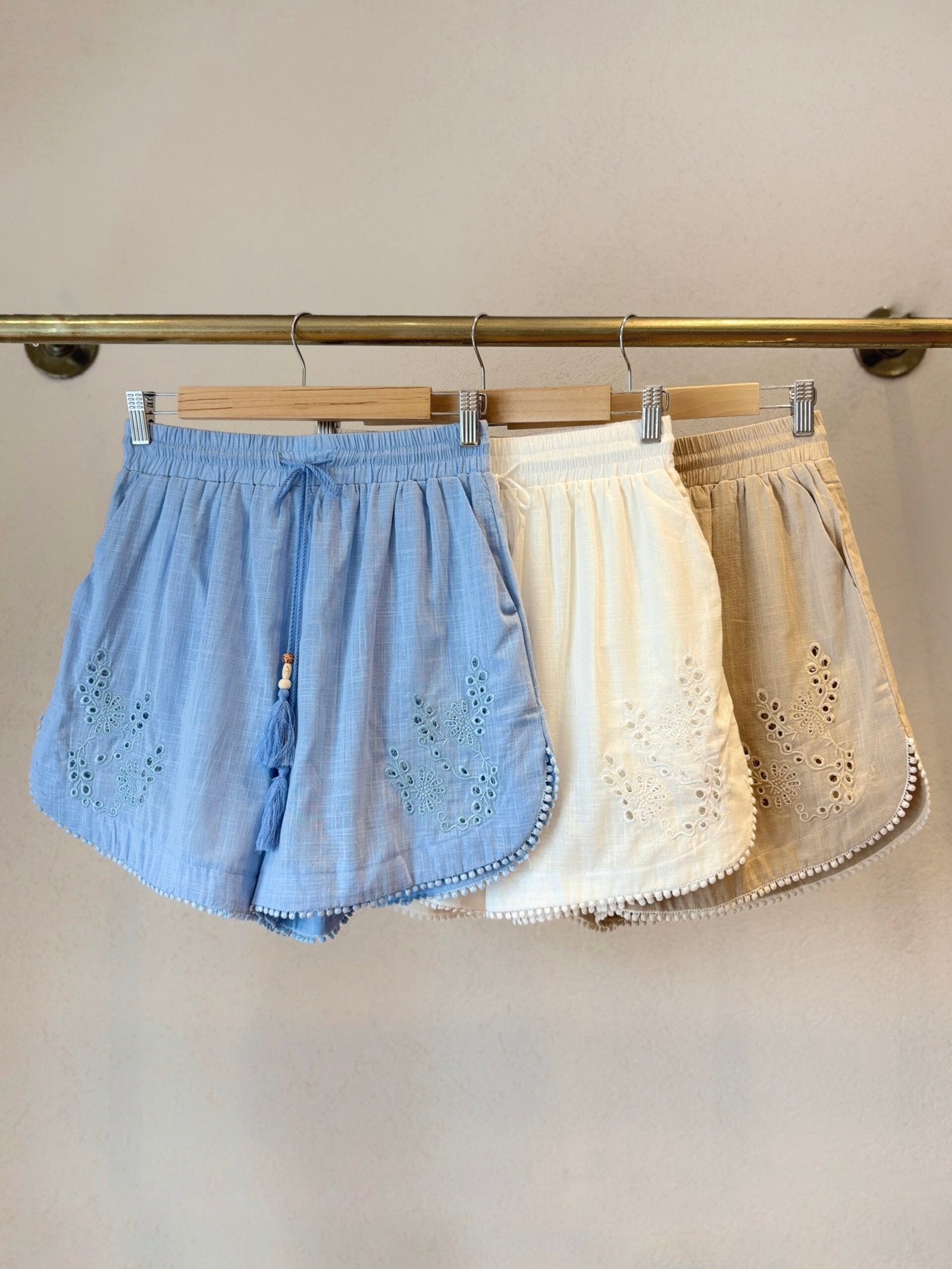 Short de lino con cintura elástica, vista en tres colores diferentes