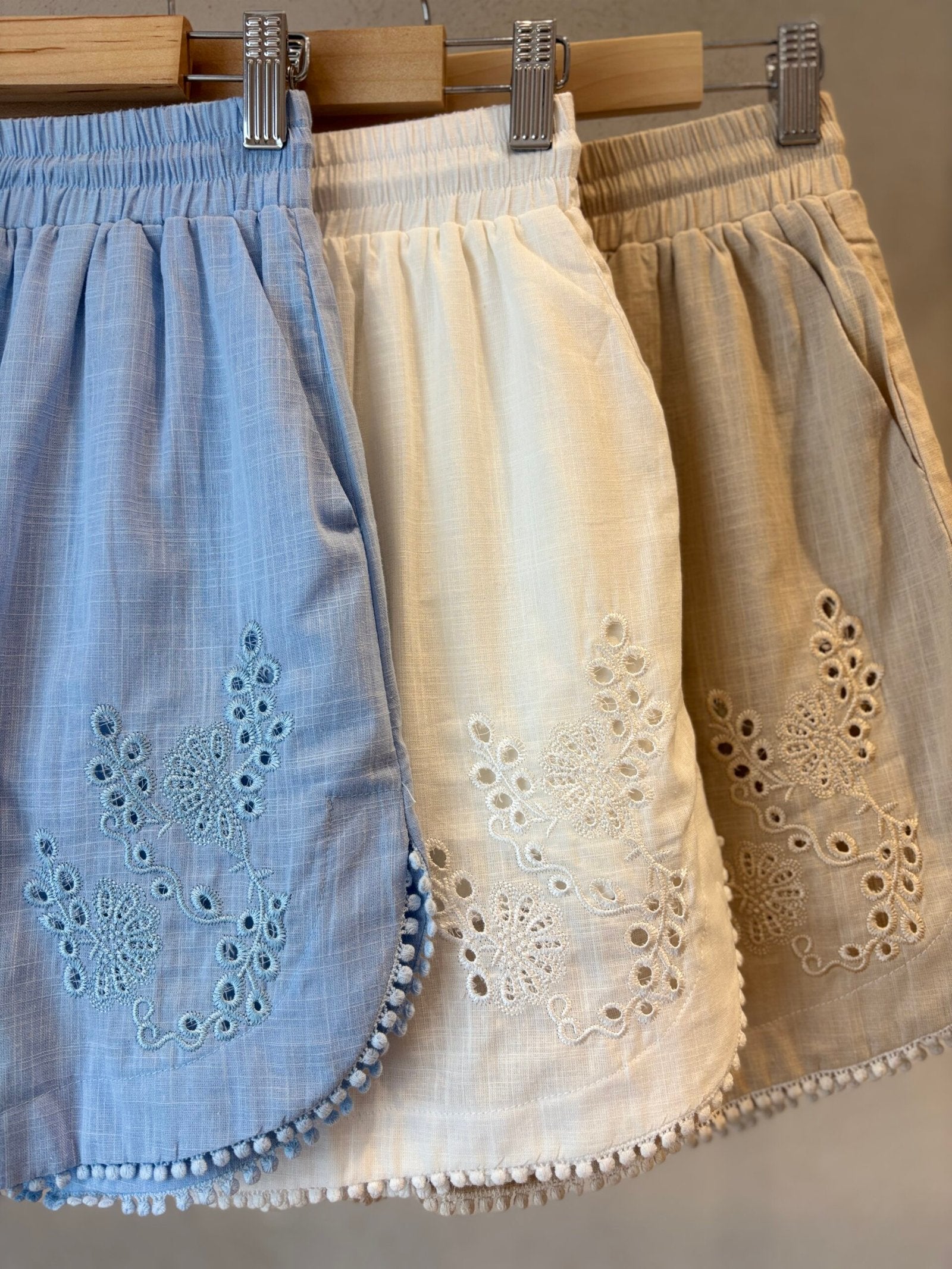 Short de lino con cintura fruncida y bordado artesanal en pecho