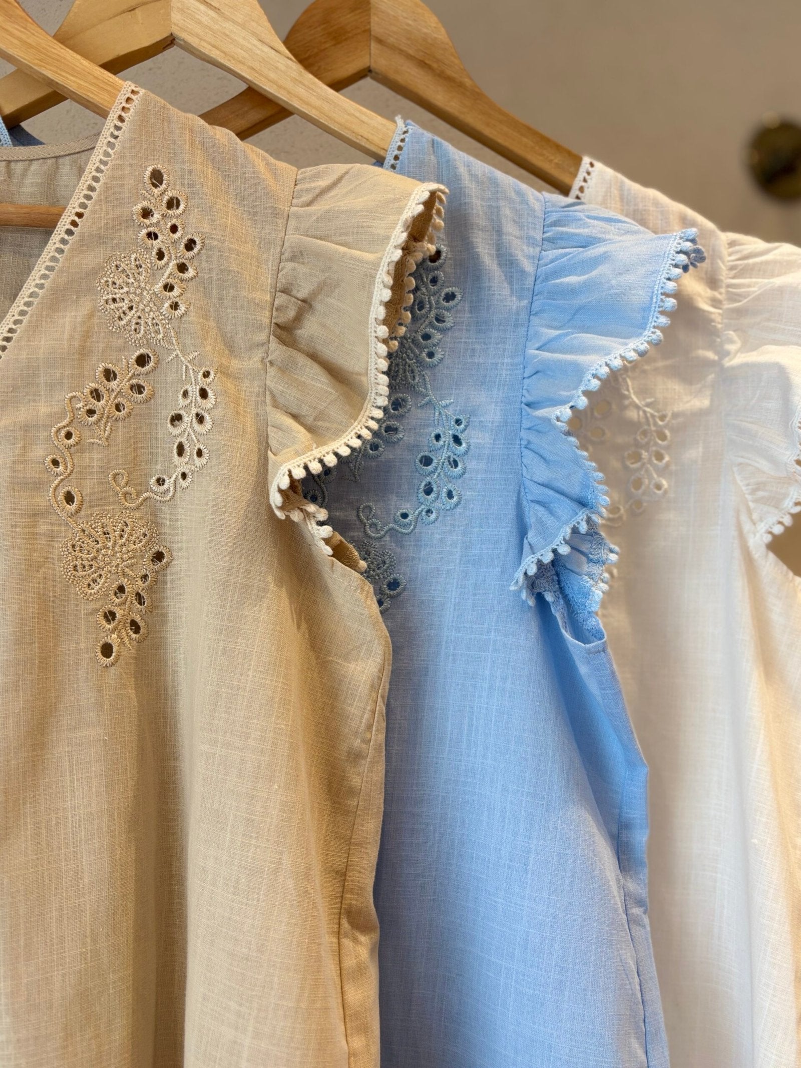 Blusa de lino beige con bordado eyelet y manga volada