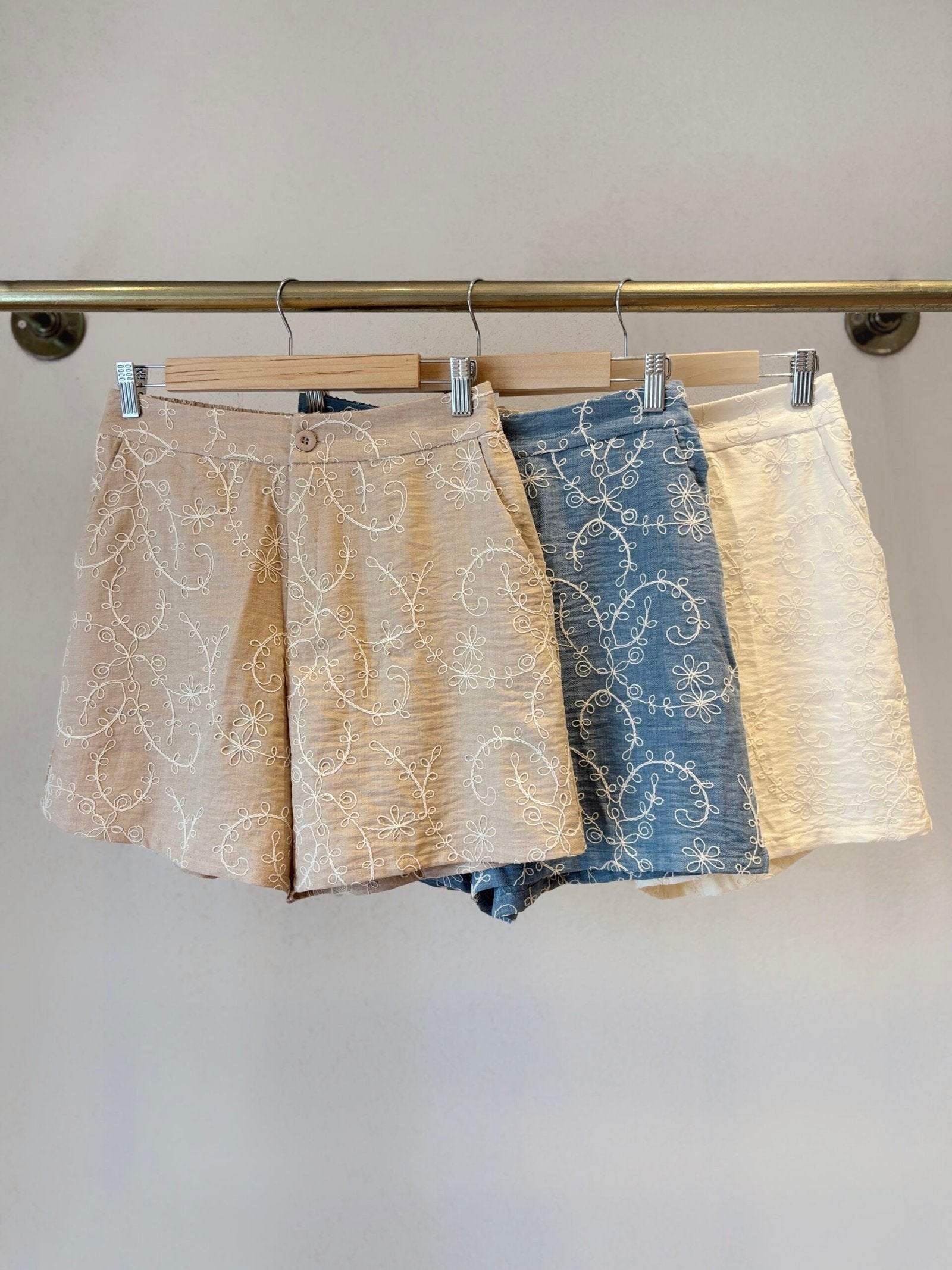 Short de lino con estampado de flores y ramas bordadas