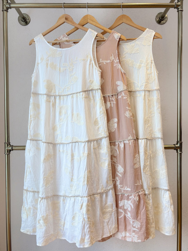 Vestido sin mangas con estampado floral y detalles de trencilla