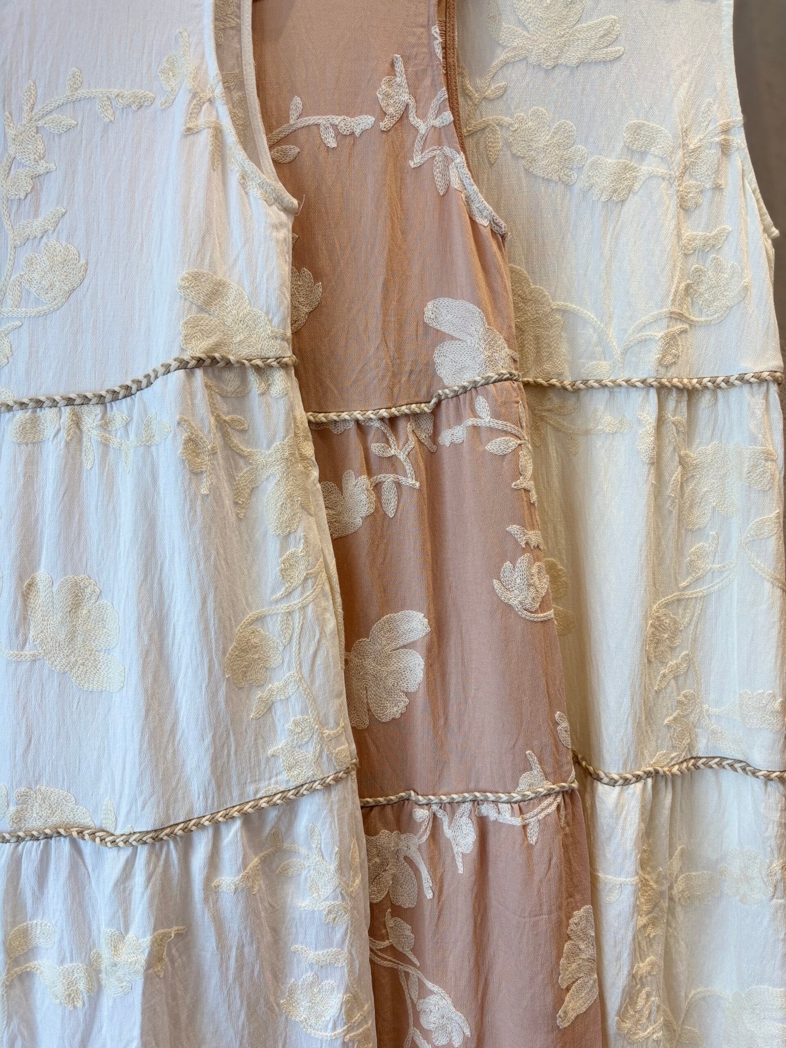 Vestido midi crema con bordado de hojas doradas y cinturón trenzado