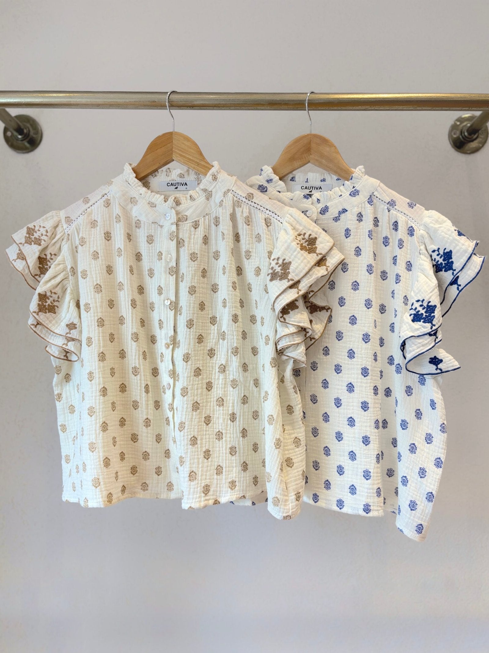 Remera estampada de algodón con volados en mangas y cuello redondo
