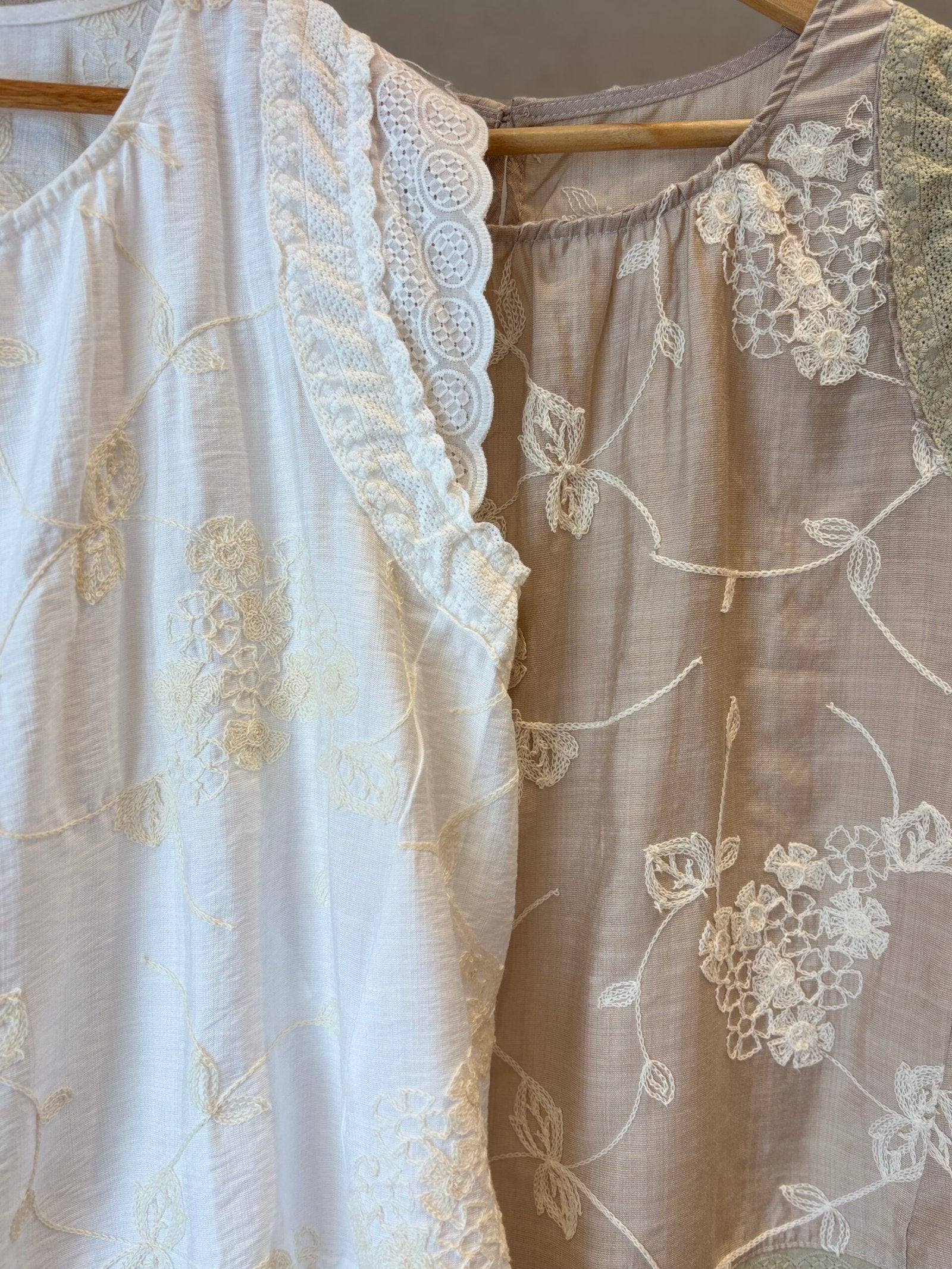 Blusa Marbella beige con bordado floral y encaje en escote