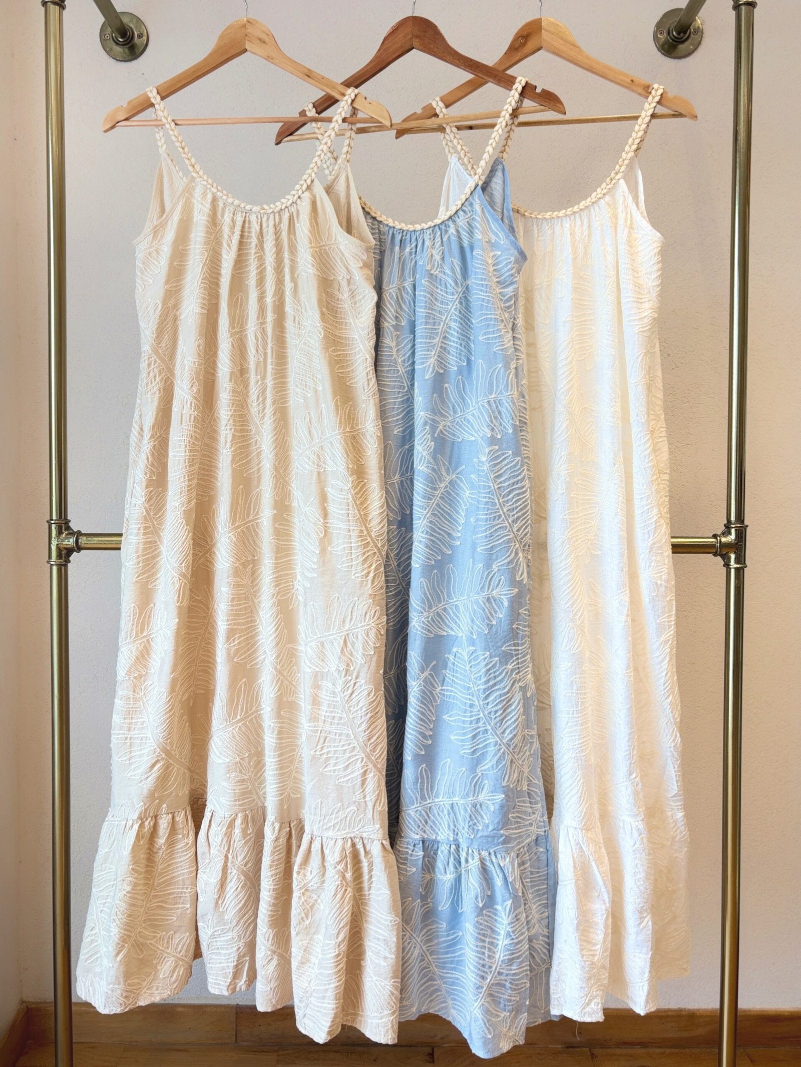 Vestido midi beige con estampado de hojas y volado en dobladillo