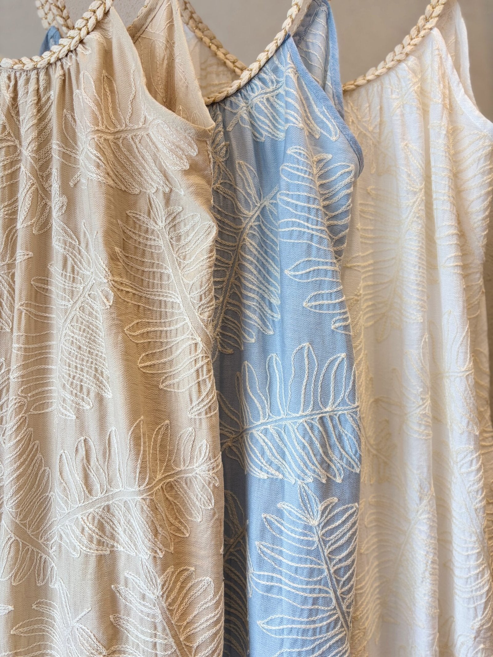 Vestido Cuenca con estampado de hojas bordadas en relieve
