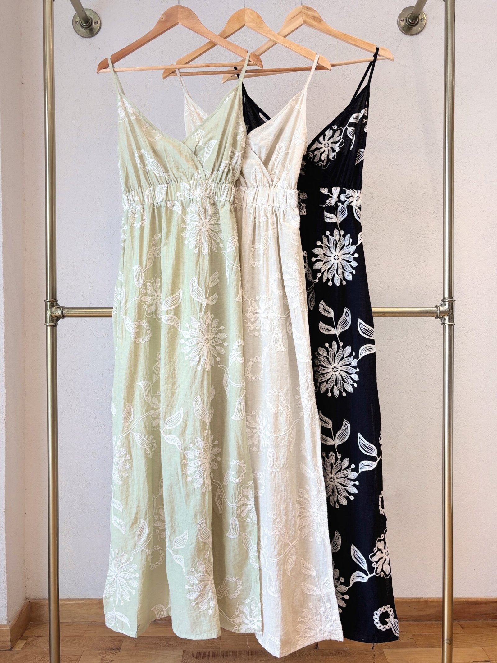 Vestido midi con tirantes, escote V y estampado floral blanco