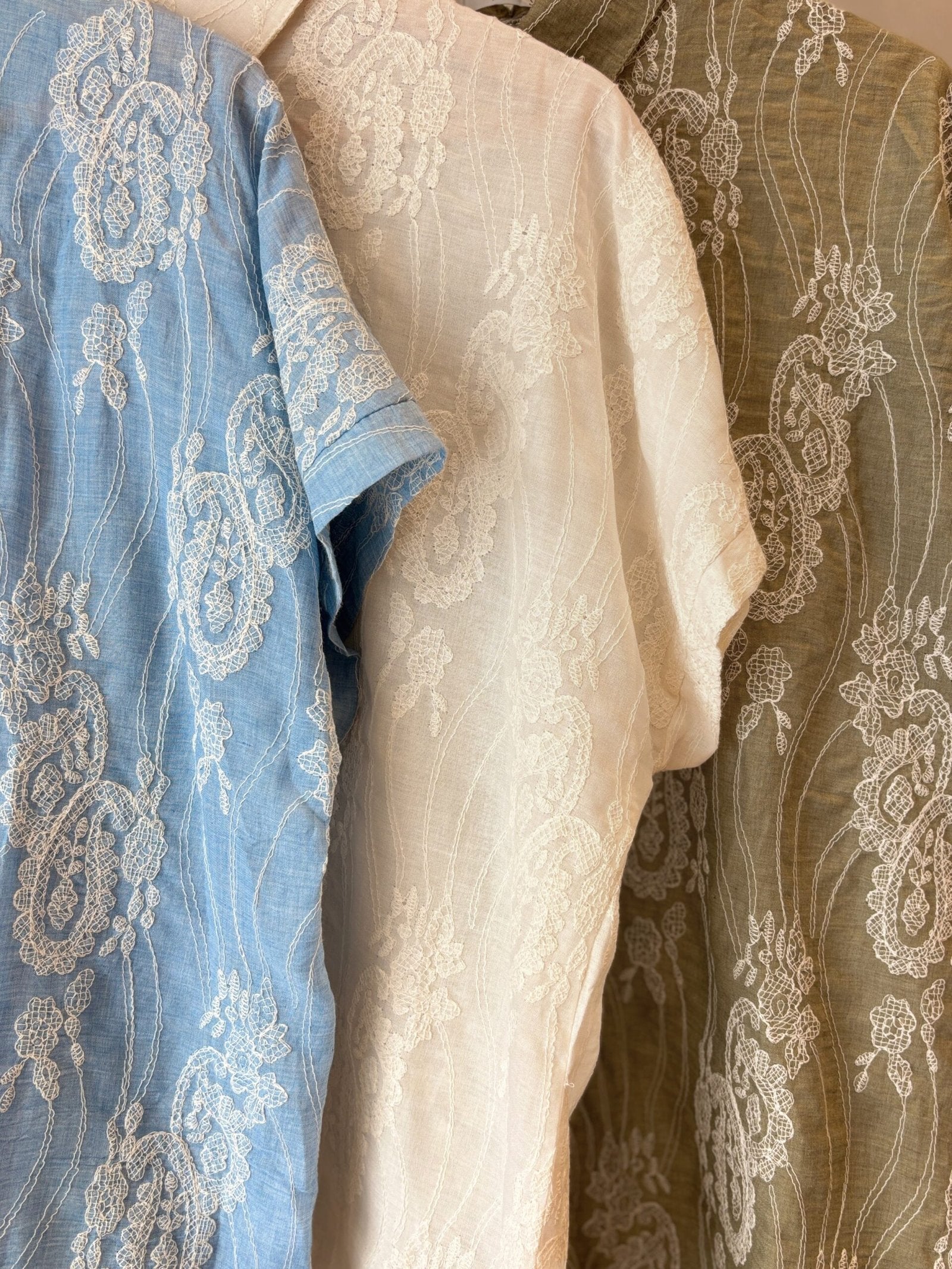 Camisa de lino con encaje de flores y manga corta