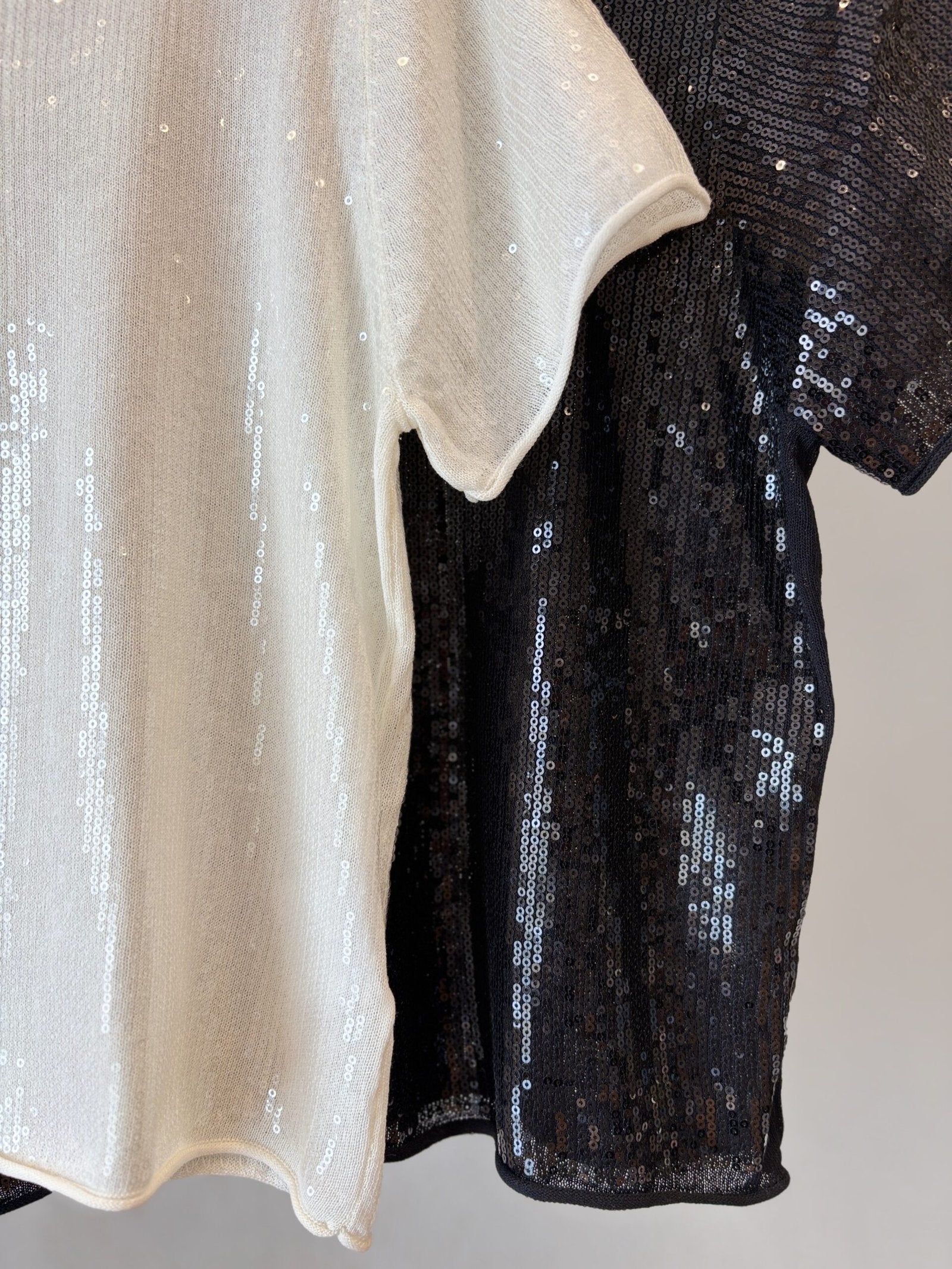 Remera con lentejuelas beige y manga corta