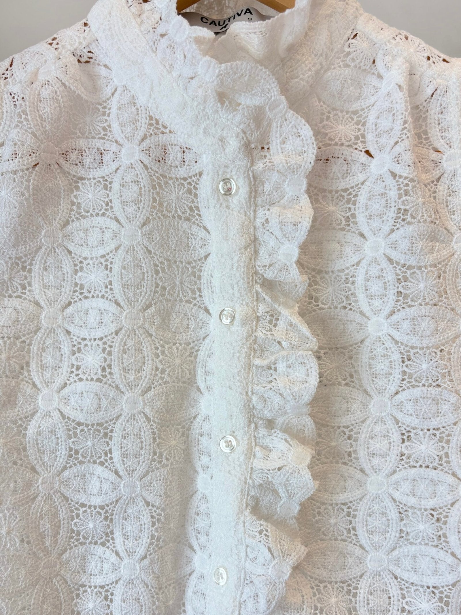 Camisa de encaje blanco con botones y escote redondo