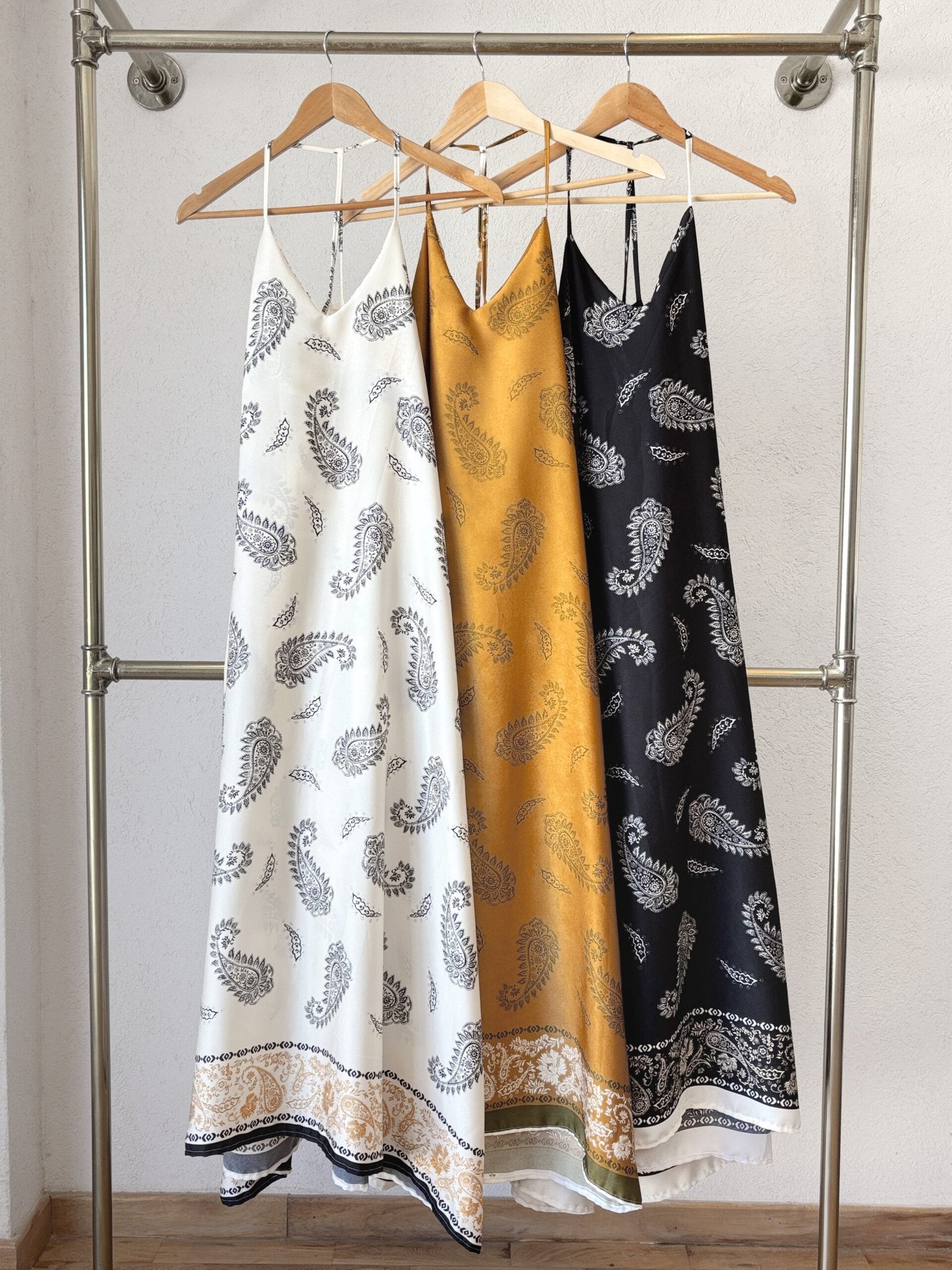 Vestido Joselyn de tirantes con estampado de paisley y terminación de encaje