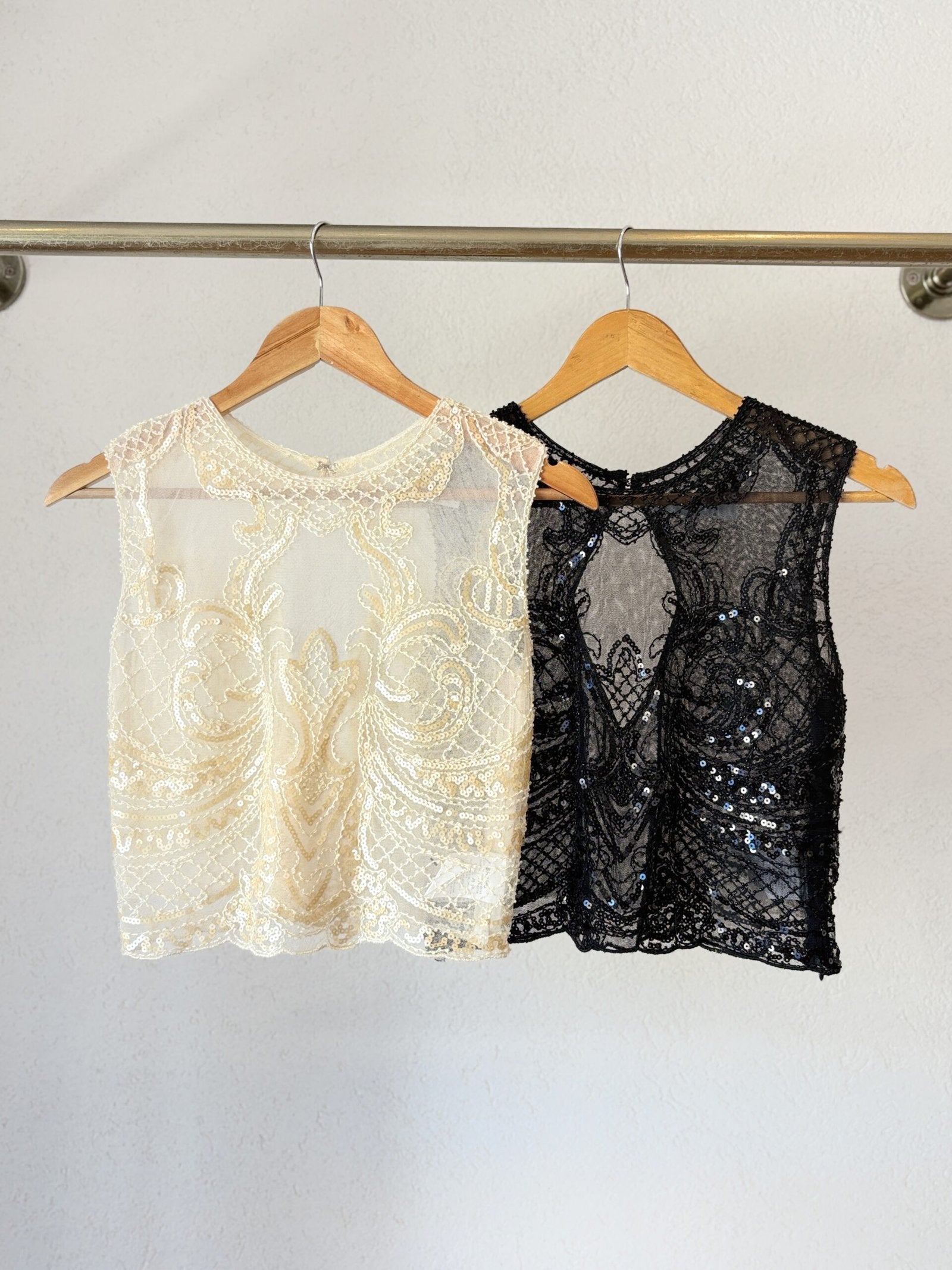 Musculosa de encaje beige con diseño ornamental sin mangas