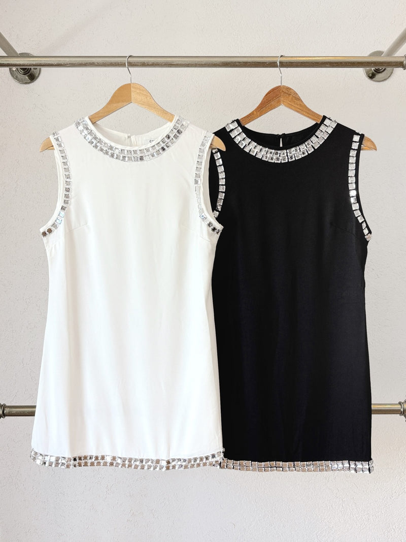 Vestido sin mangas con escote redondo y detalle brillante en cuello y bajo