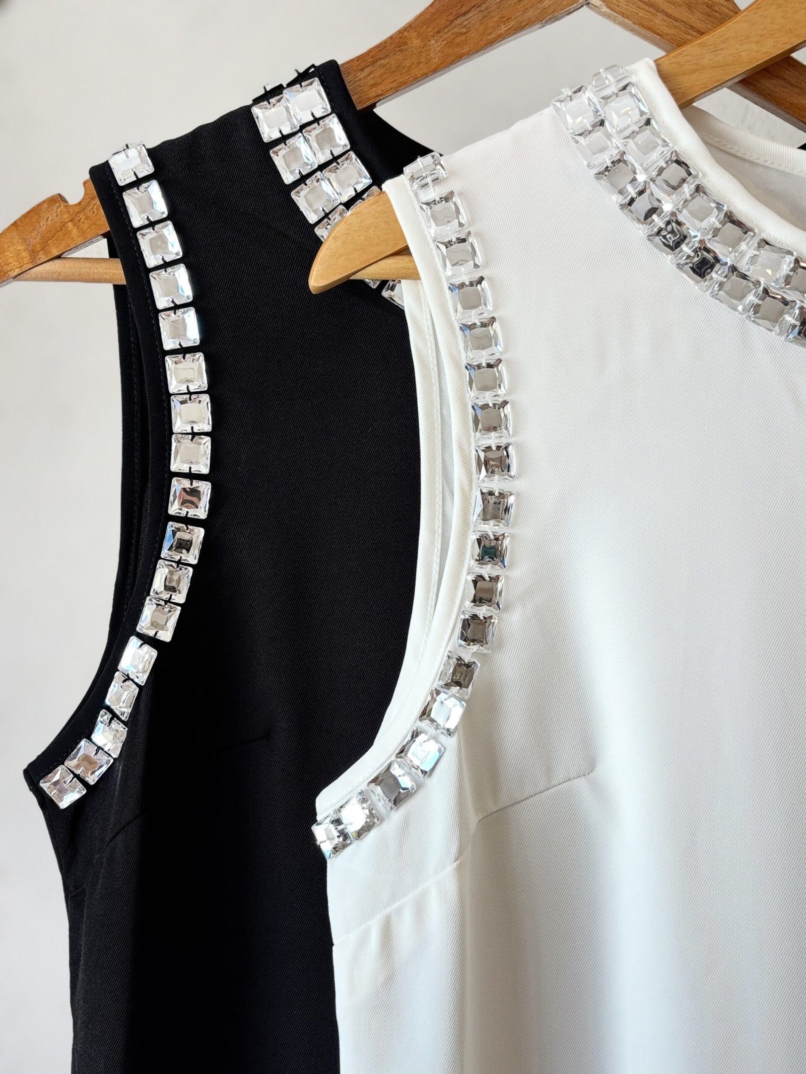 Vestido negro y blanco con aplicaciones de cristal en escote