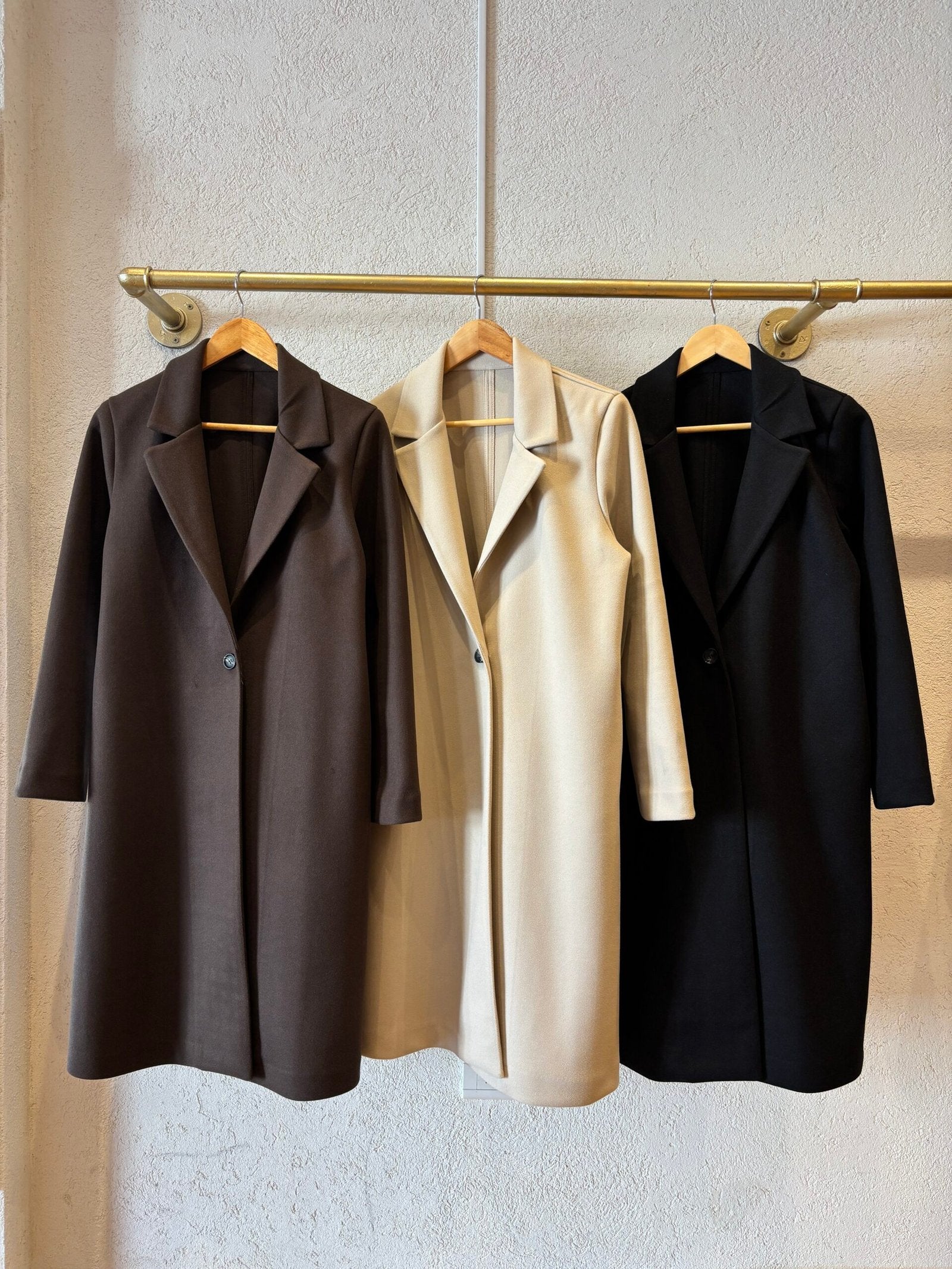Tapado Mont Blanc de lana con solapa y cierre simple, disponible en marrón, beige y negro