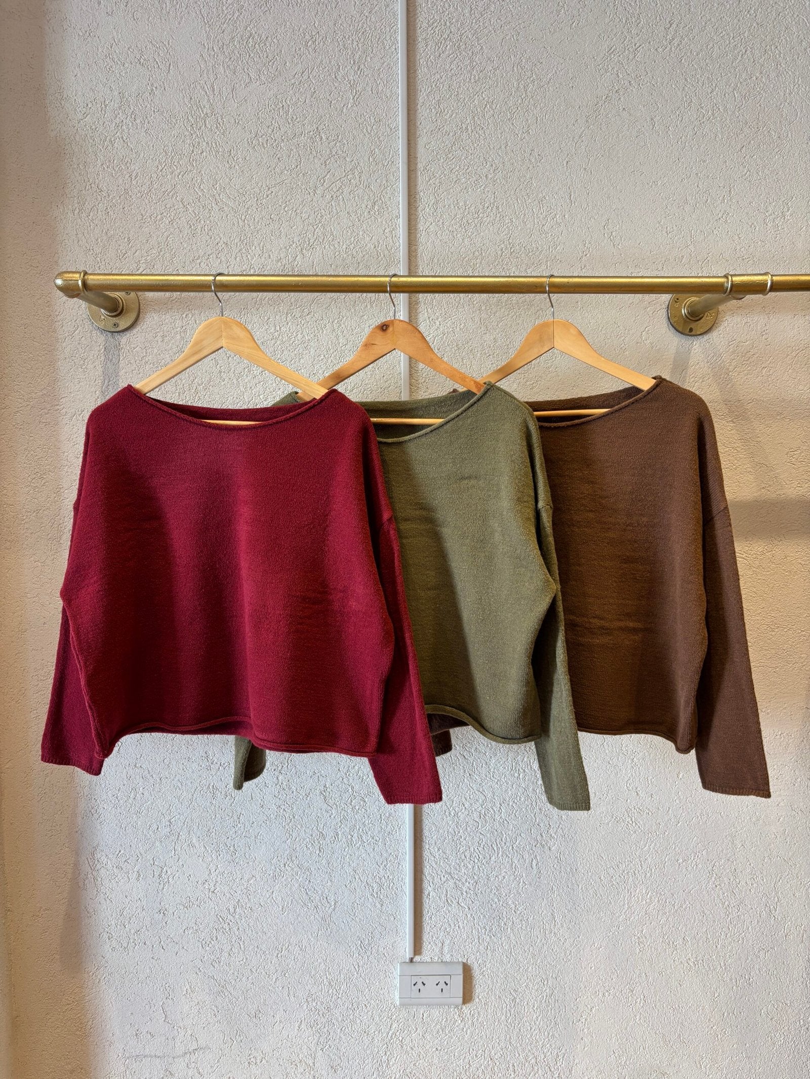 Sweater de punto tejido cuello redondo manga larga en bordo