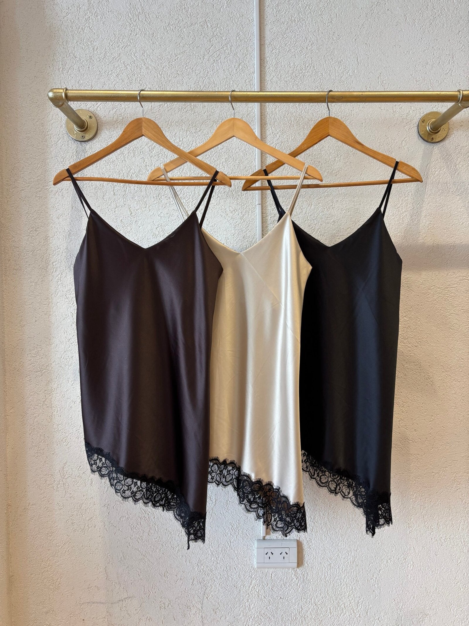 Musculosa de satén con escote V y encaje negro en borde inferior