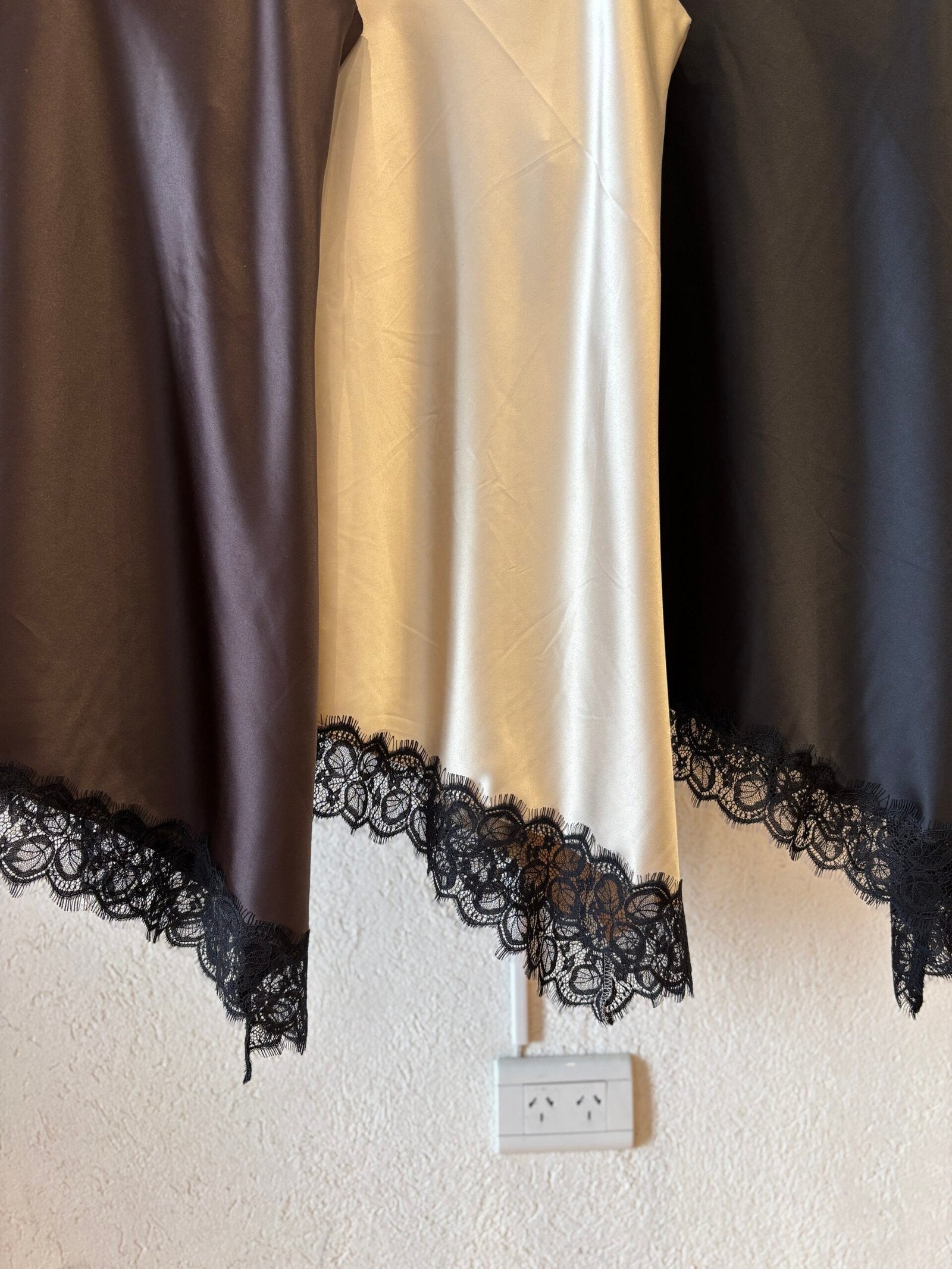 Musculosa beige con encaje negro en bajo y escote en V