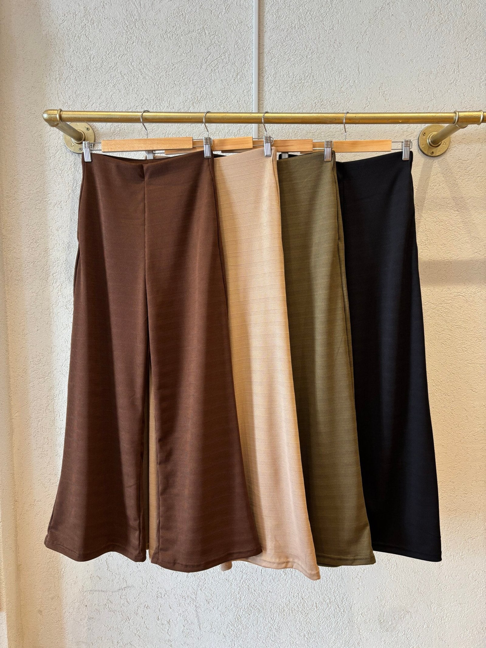 Pantalón acampanado de tiro alto en varios colores
