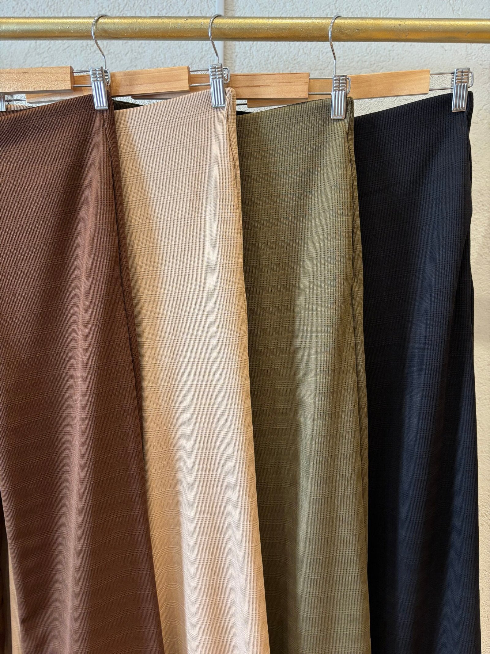 Pantalón acanalado en tonos marrón, beige, verde oliva y negro