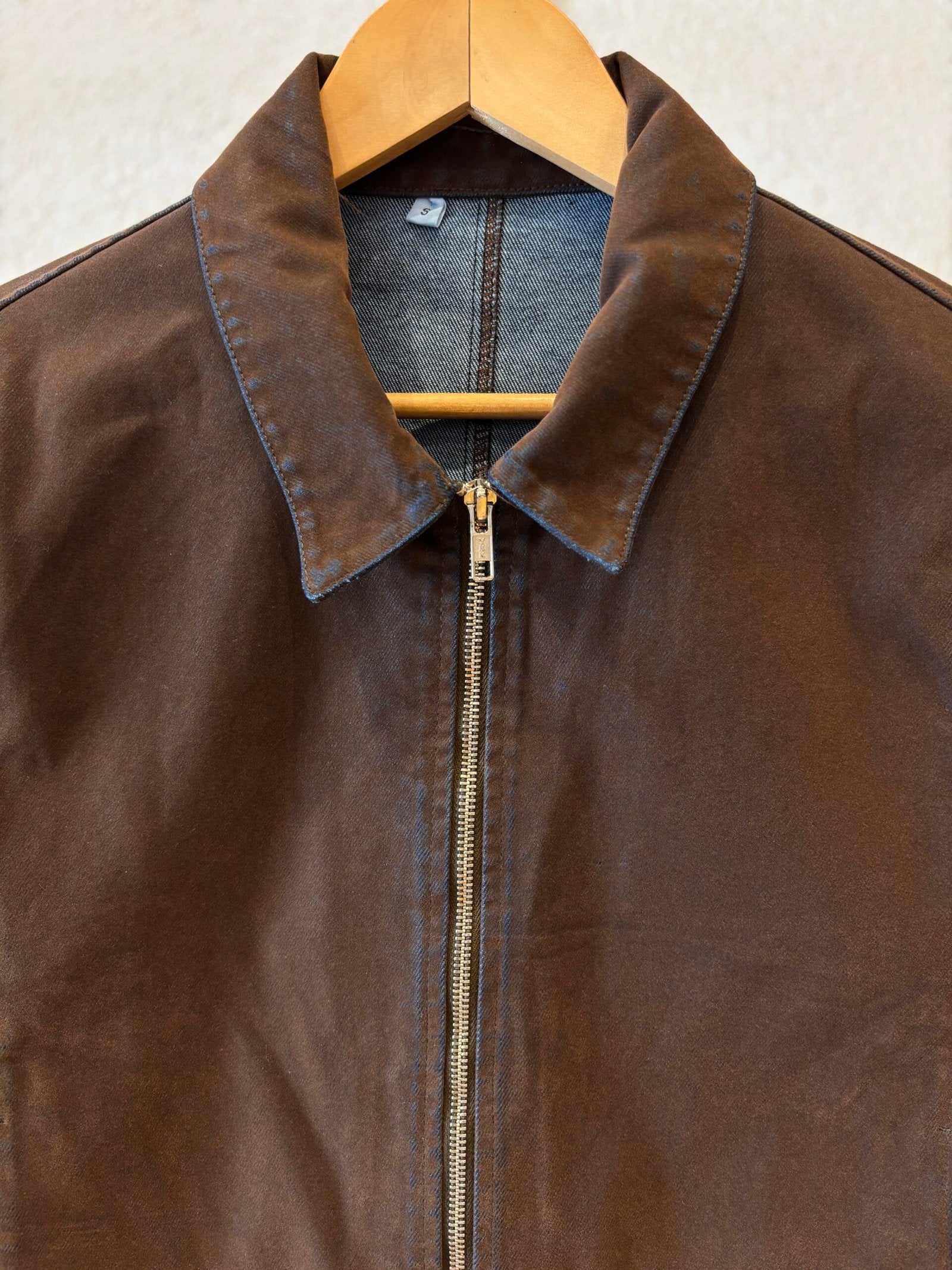 Campera marrón de jean con cuello solapa y cierre frontal