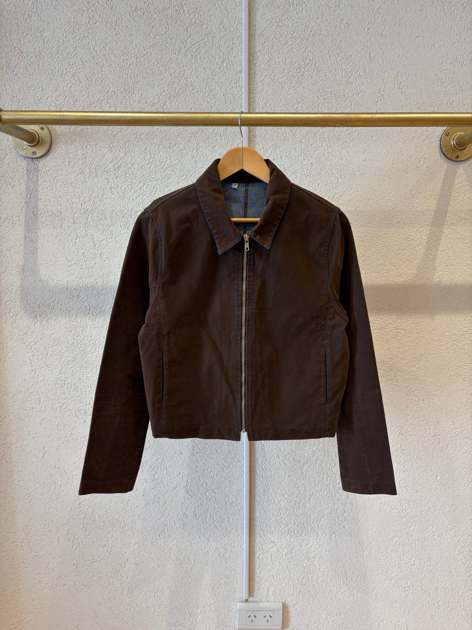 Campera marrón chocolate de gamuza con cuello y cierre frontal