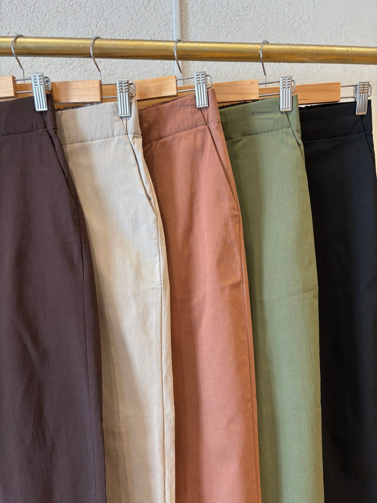 Pantalón Claudia en varios colores: marrón, beige, terracota, verde y negro