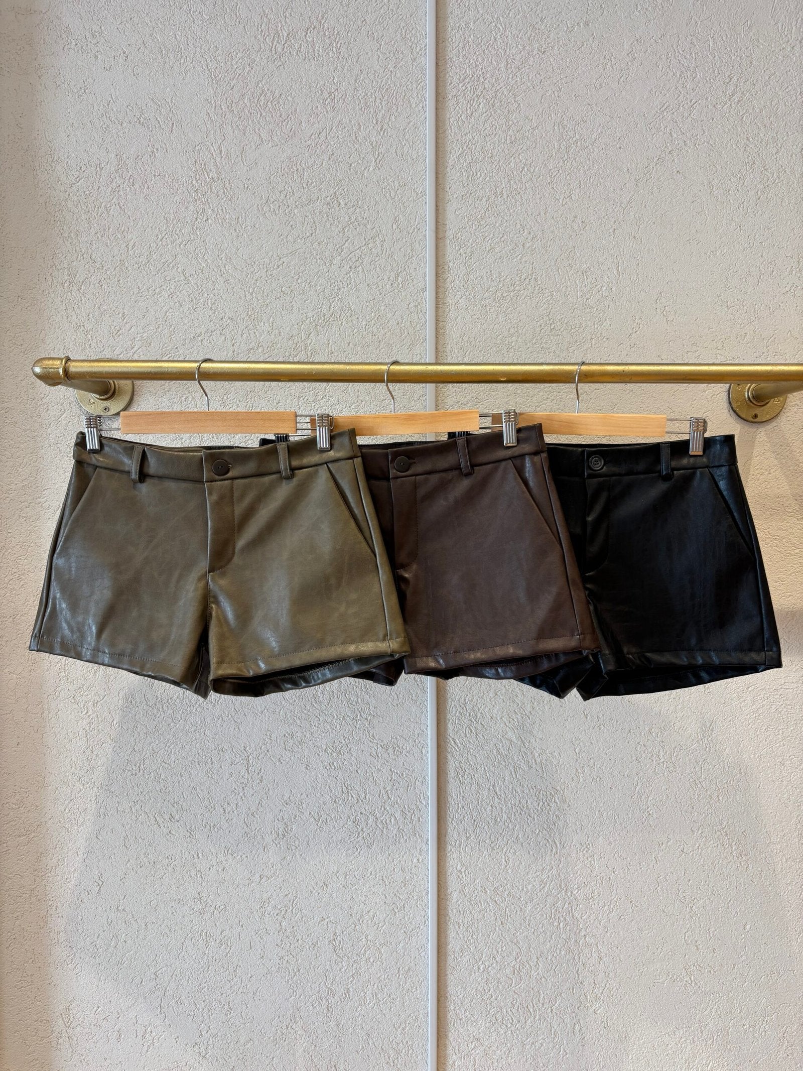 Short de cuero negro, marrón y verde oliva con cierre frontal