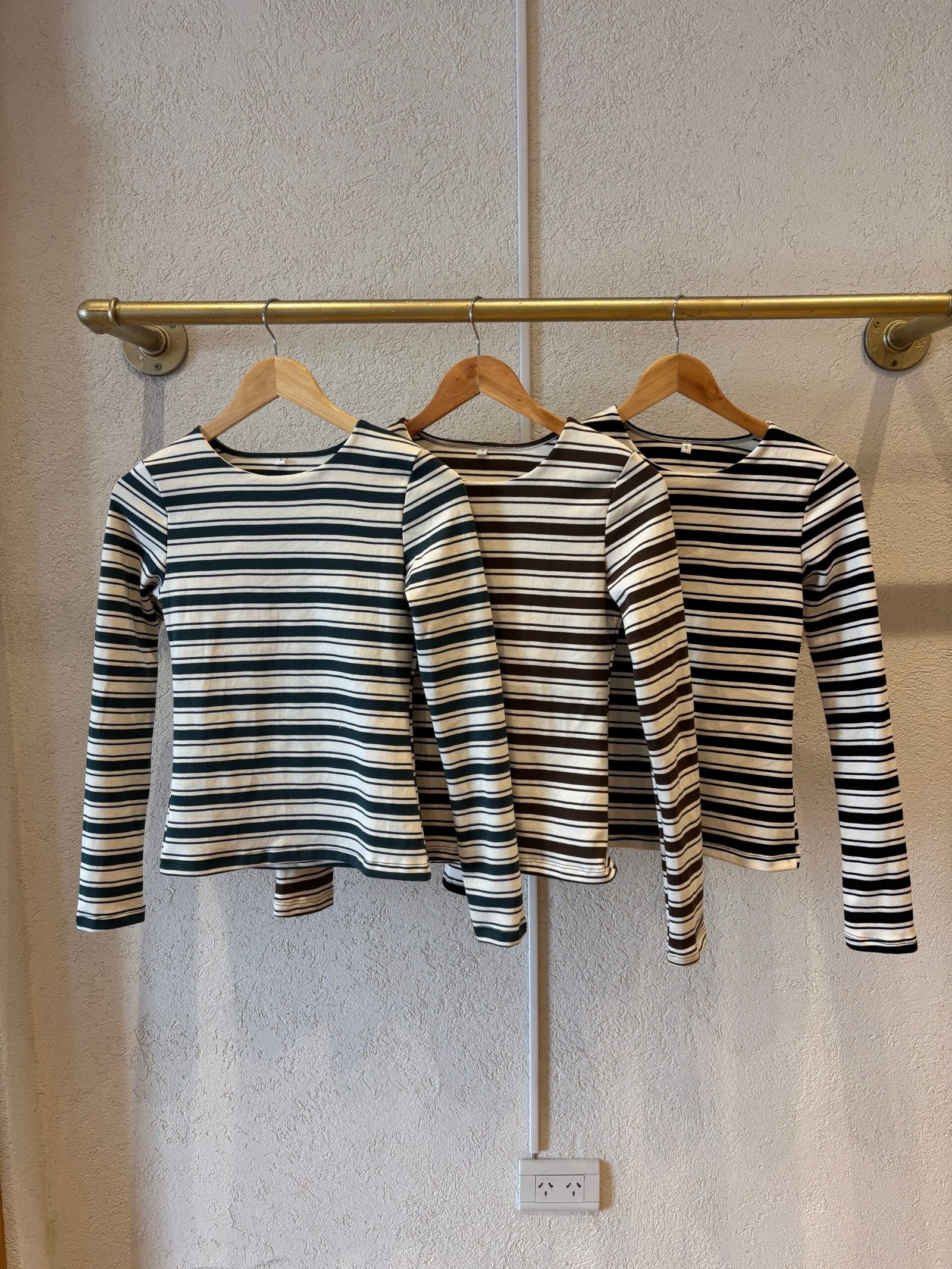 Remera rayada de manga larga con cuello redondo en tonos neutrales