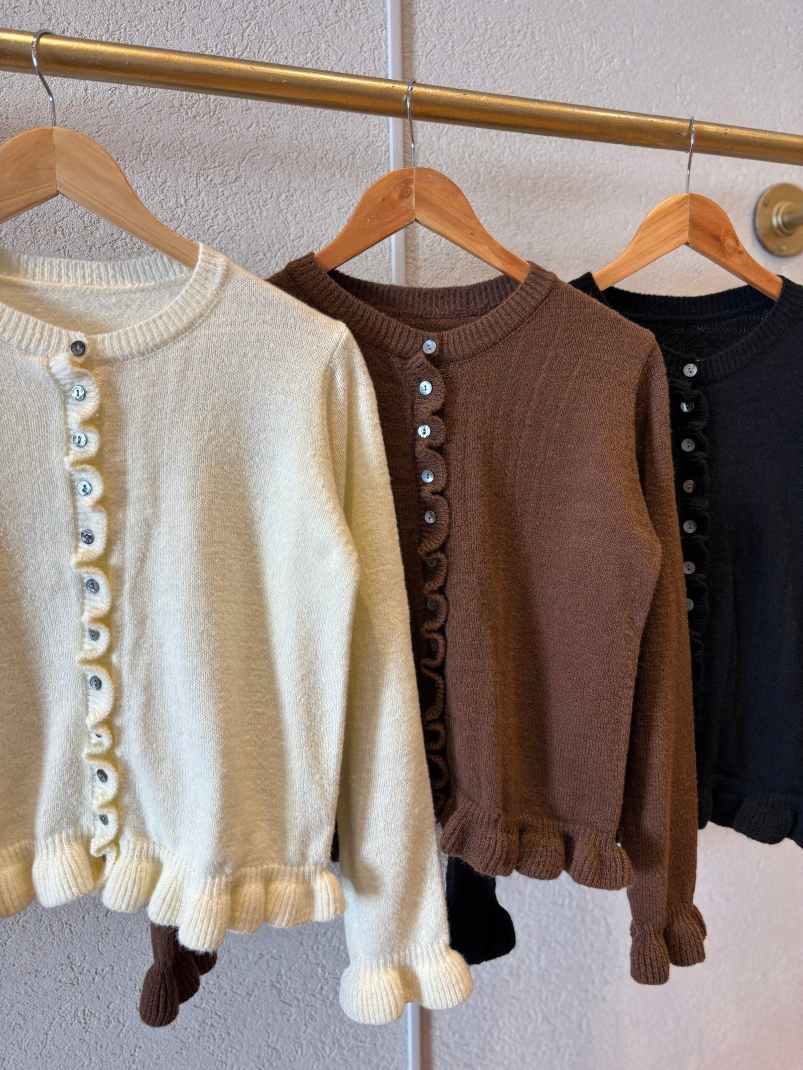 Saco de punto crema con botones y volados en frente