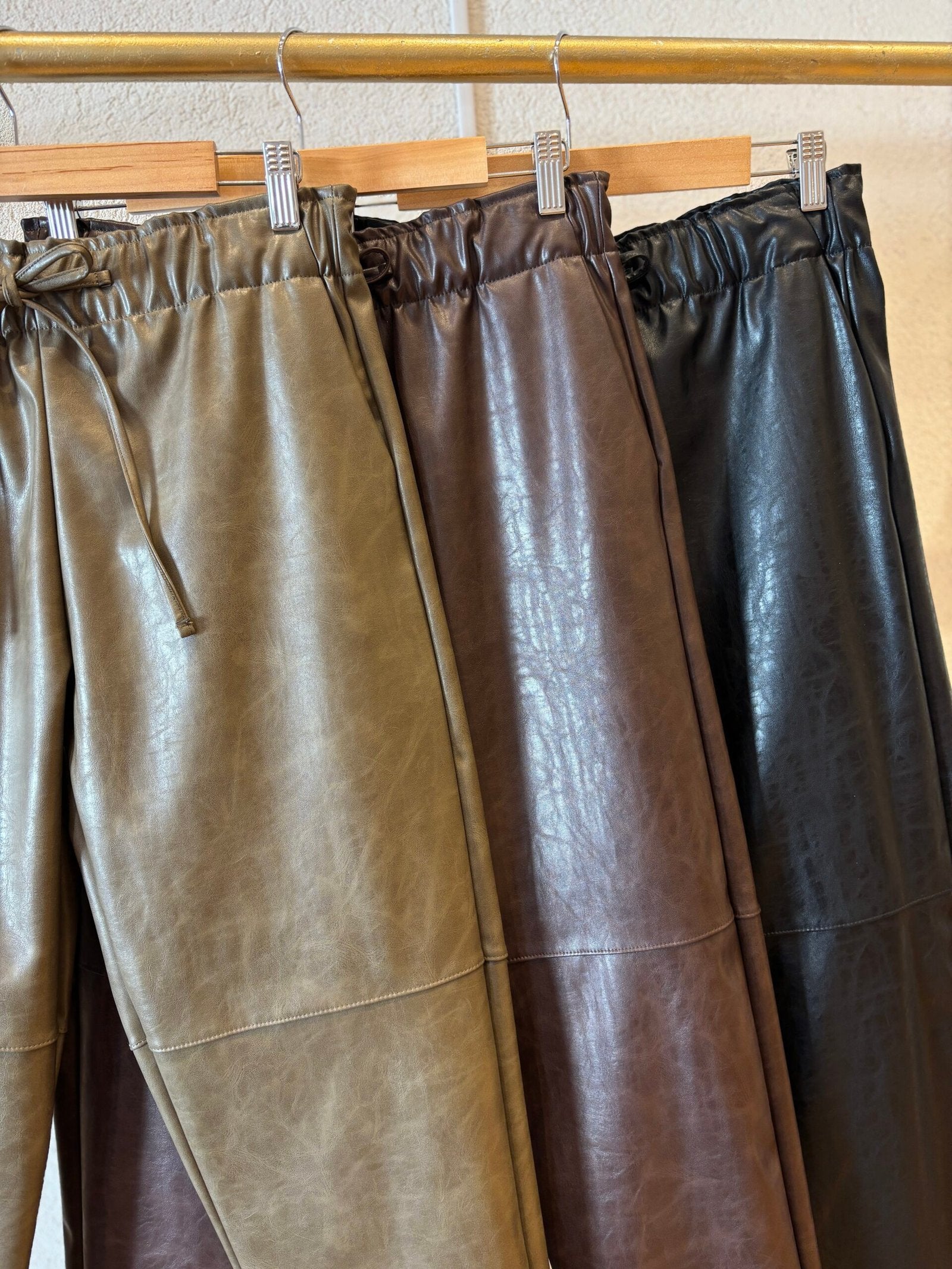 Pantalón cuero marrón cintura elástica con cordón ajustable