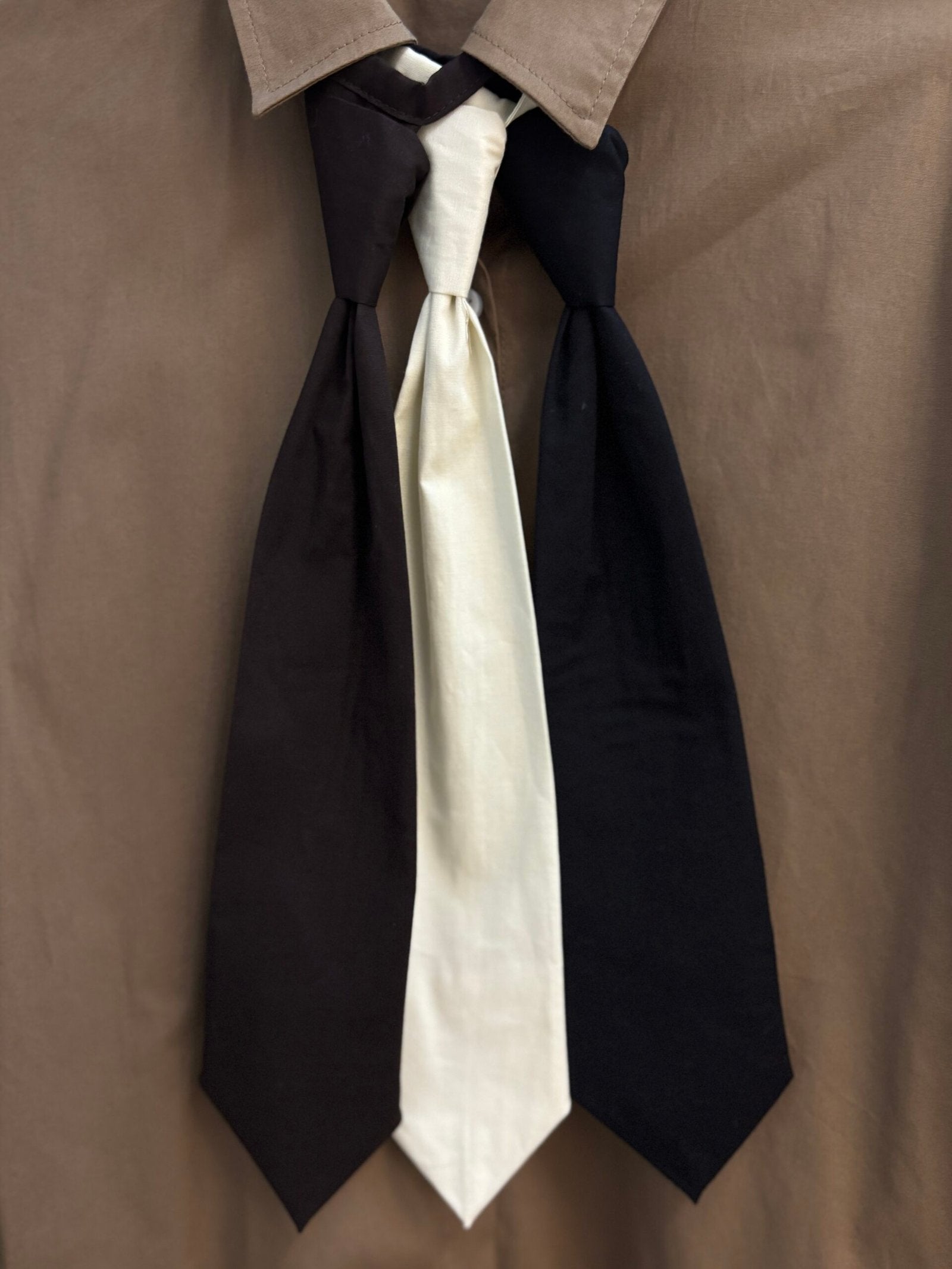 Corbata de seda negra y crema con punta ancha