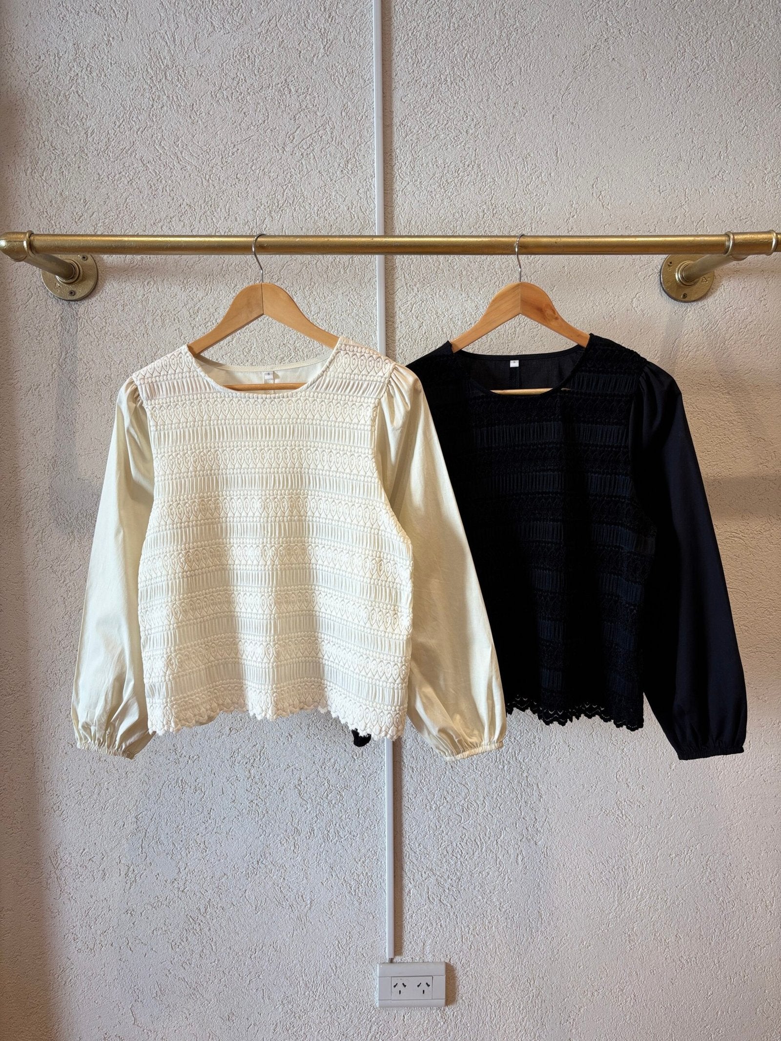Blusa crema con mangas abullonadas y frente texturado acanalado