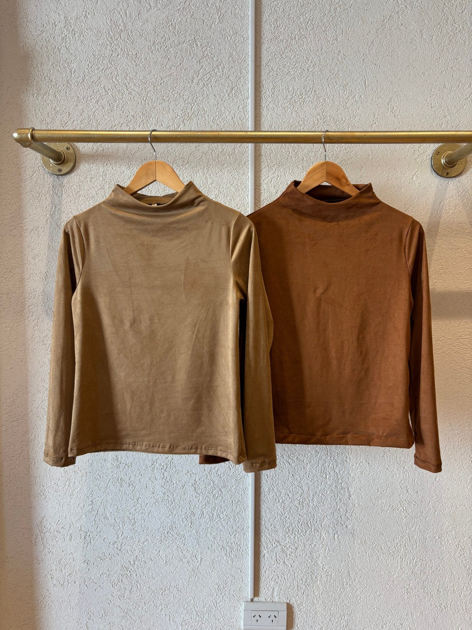 Remera de manga larga cuello alto color beige