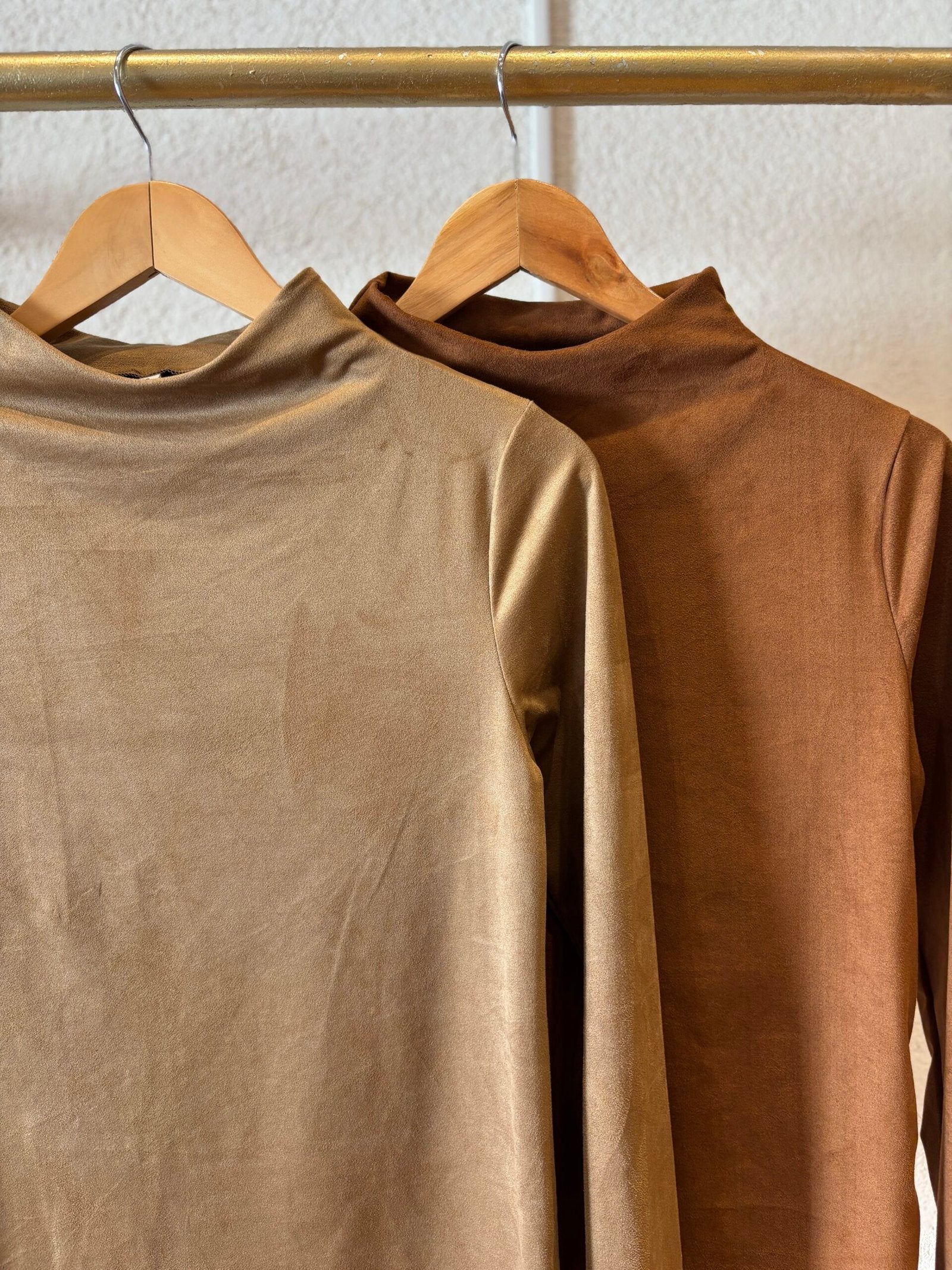 Remera de manga larga con cuello redondo en tono beige