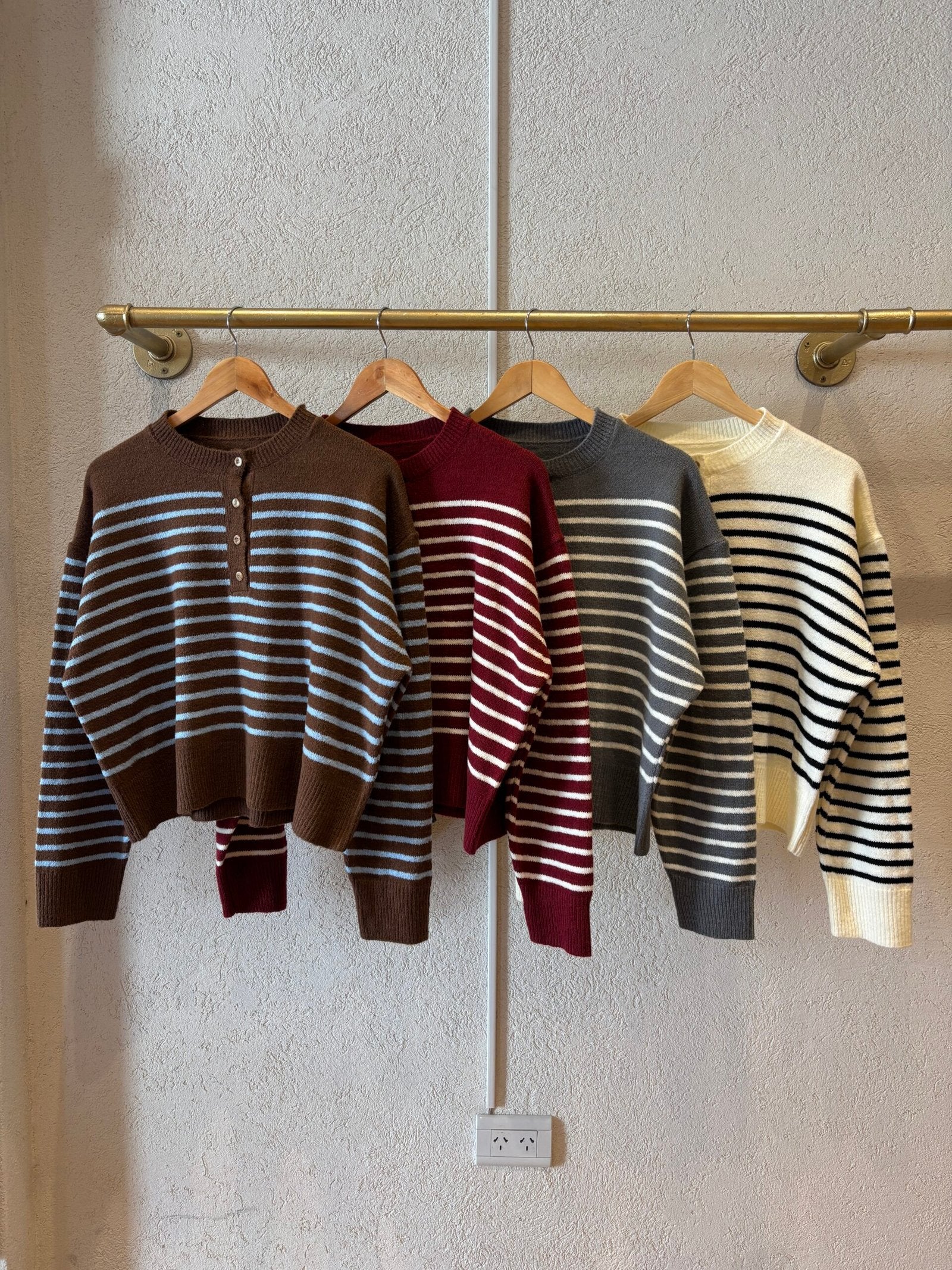 Sweater rayado con cuello redondo, manga larga y botones en escote