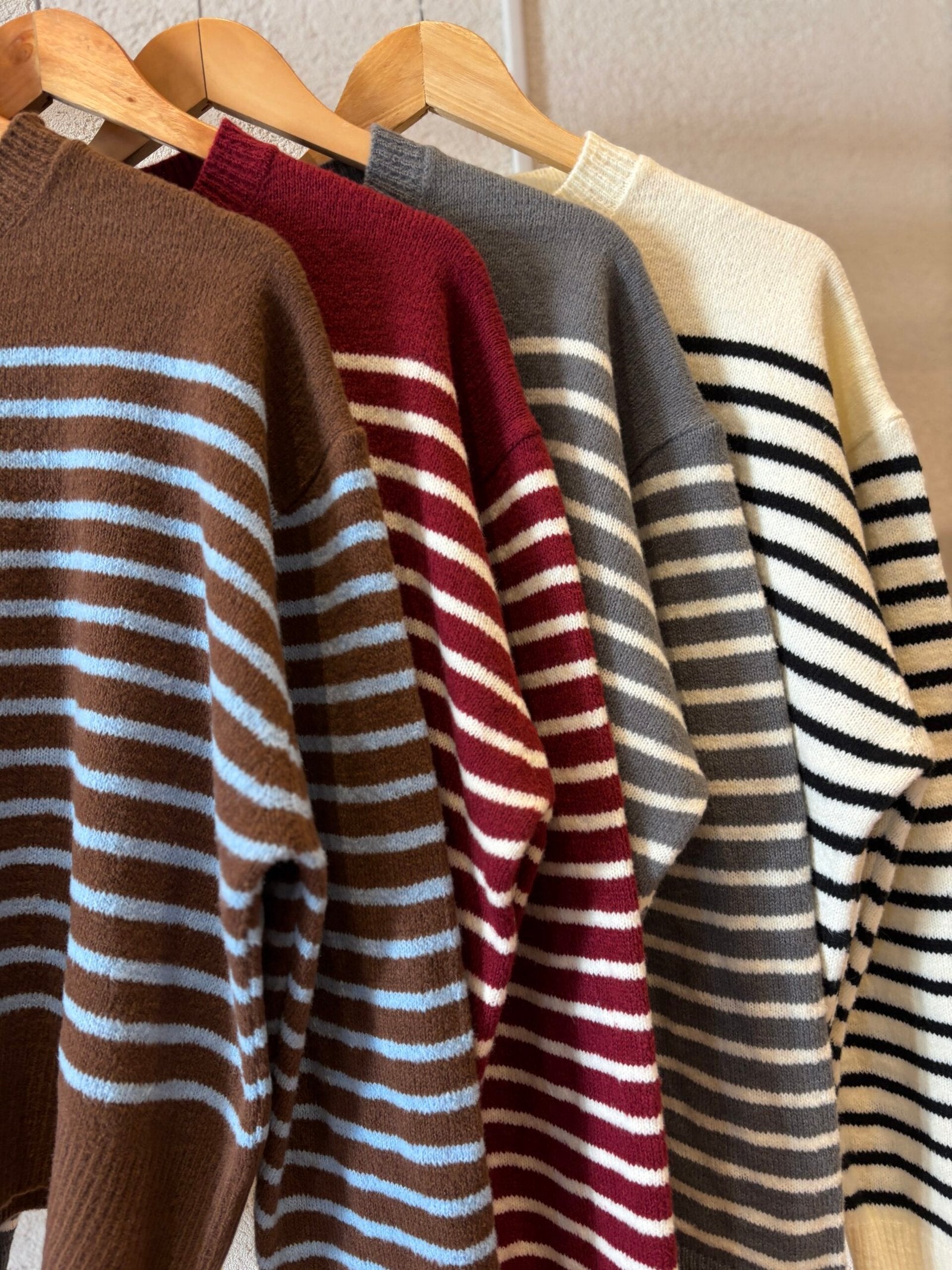 Sweater rayado de punto tejido con franjas horizontales contrastantes
