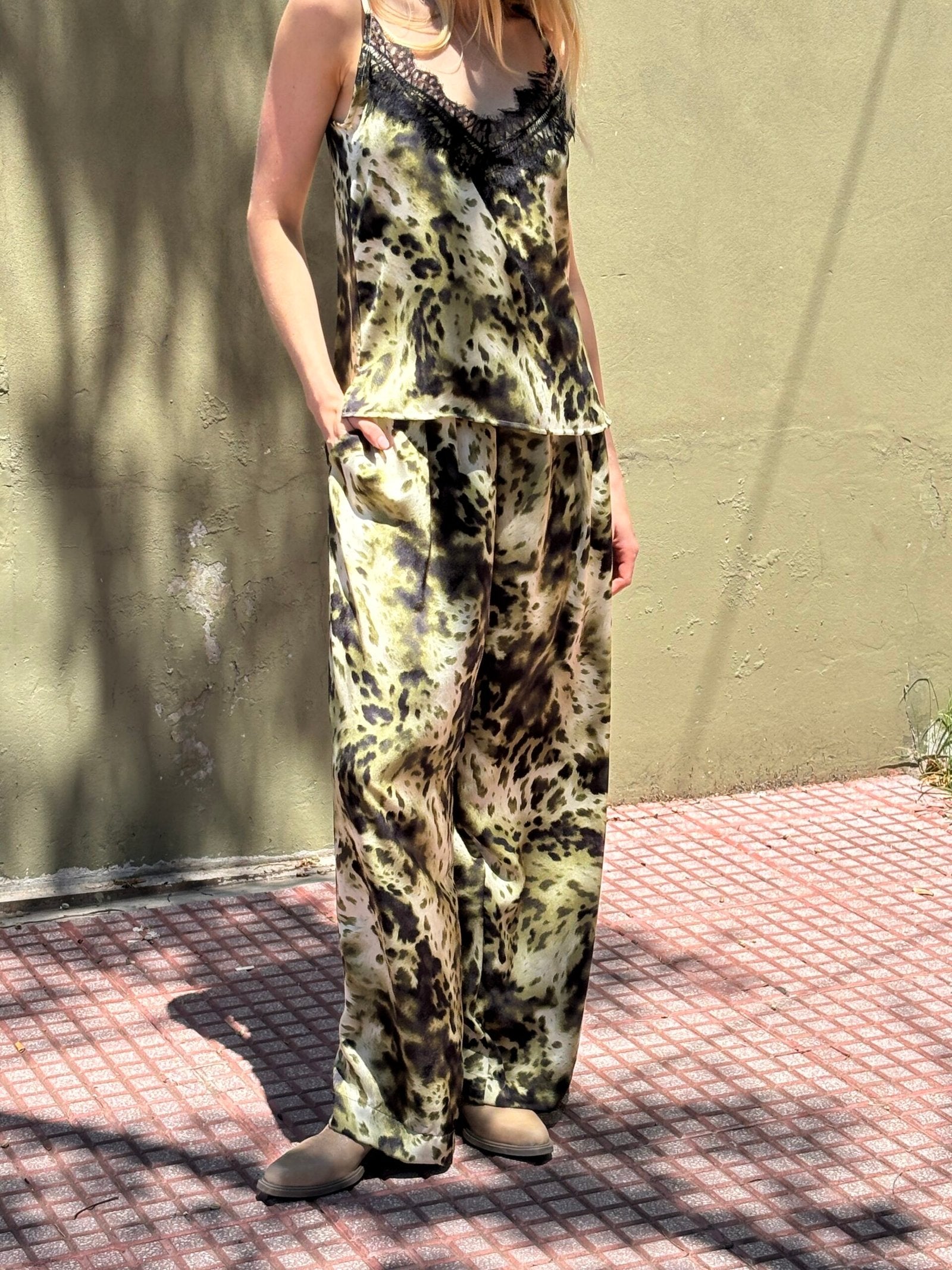 Pantalón de tiro alto estampado animal print negro y beige