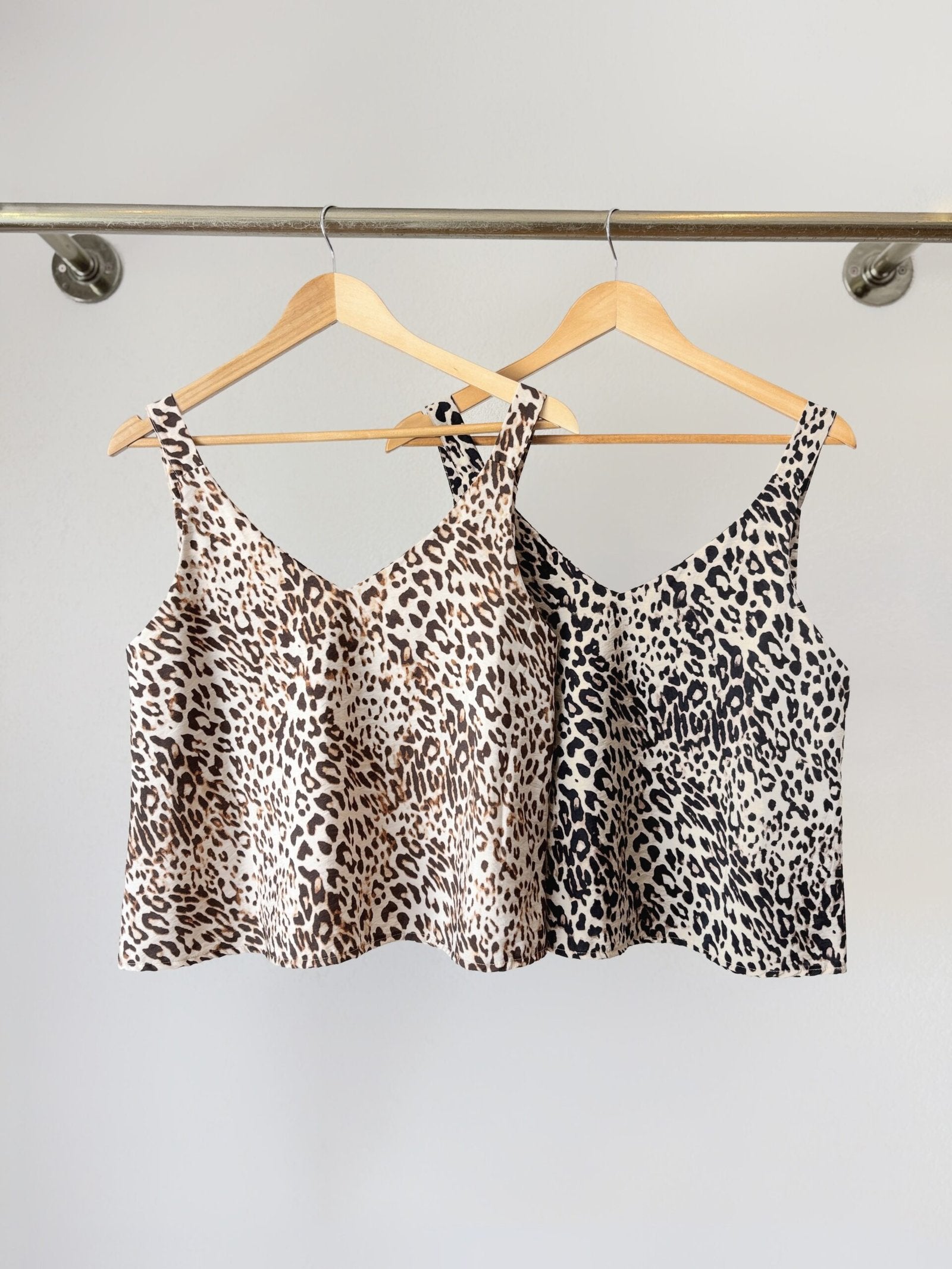 Musculosa estampado animal print blanco y negro sin mangas