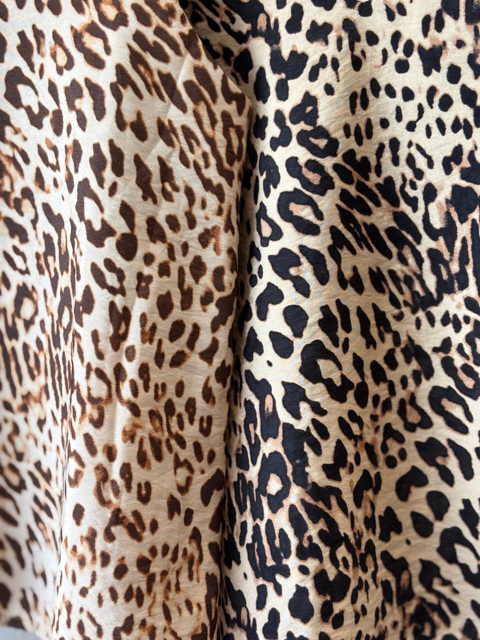 Musculosa estampado animal print marrón y negro
