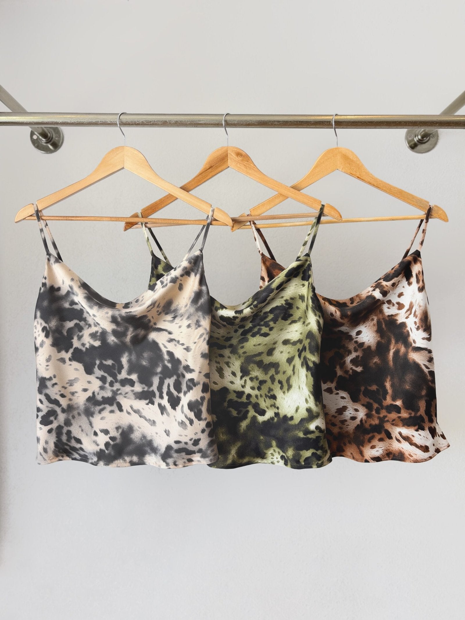 Musculosa Lola estampado animal print con escote en V y tirantes