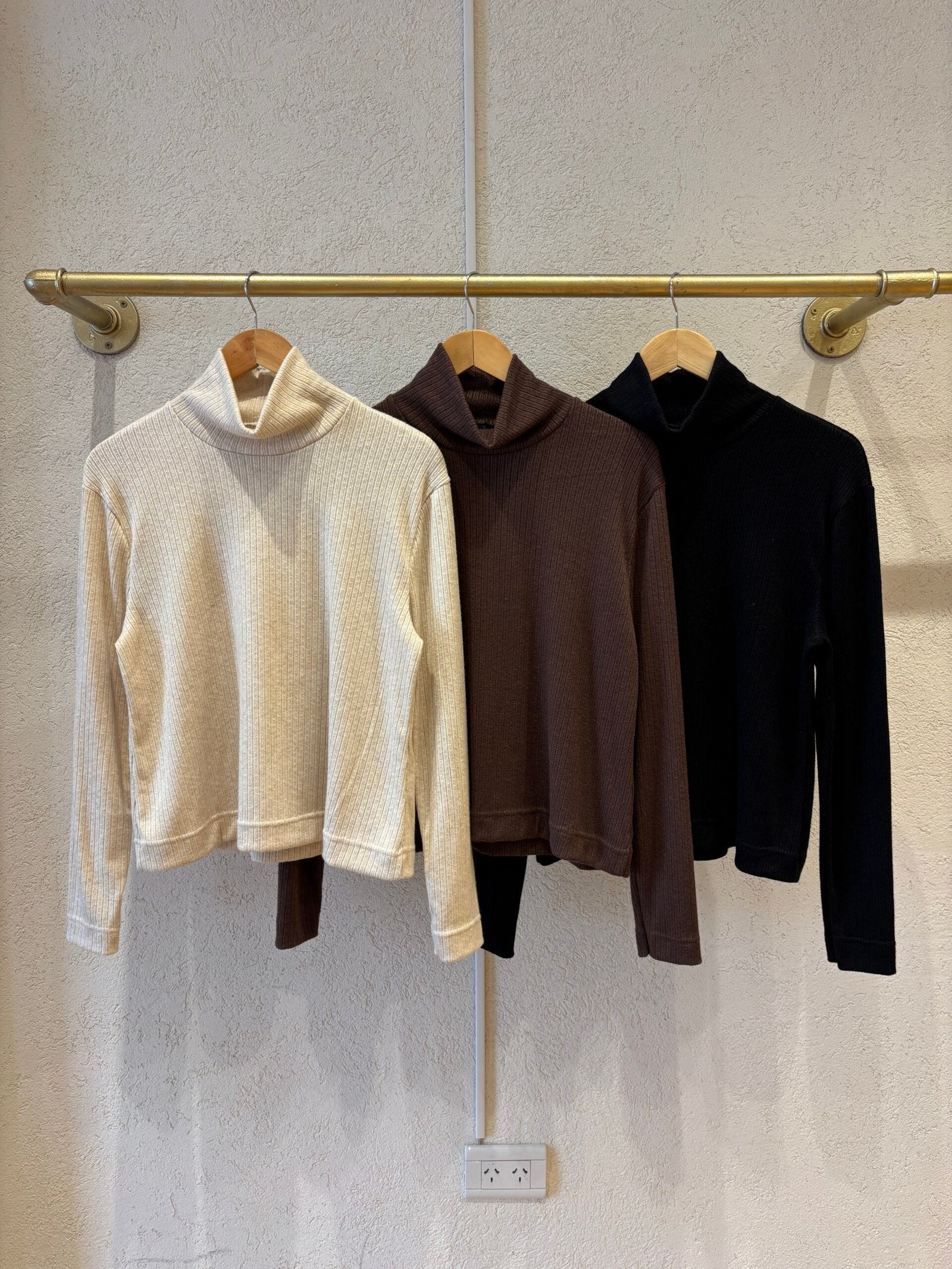 Remera acanalada beige de cuello alto y manga larga