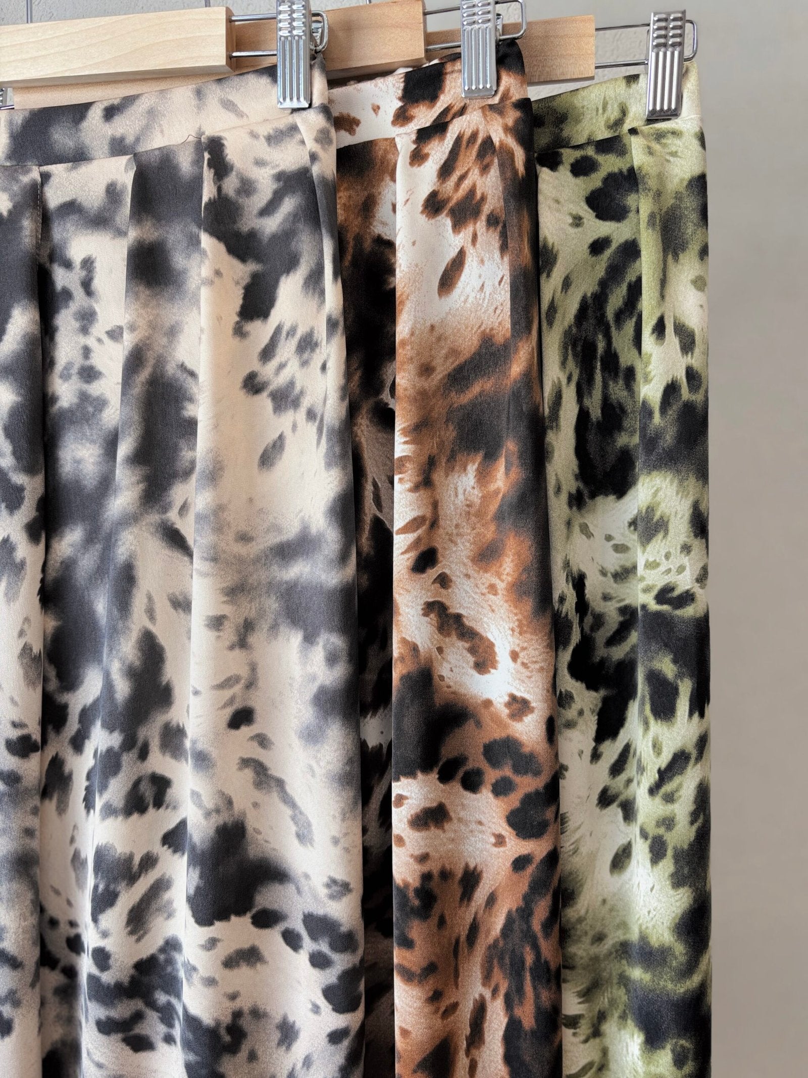 Pantalón Linda con estampado animal print en tonos neutros