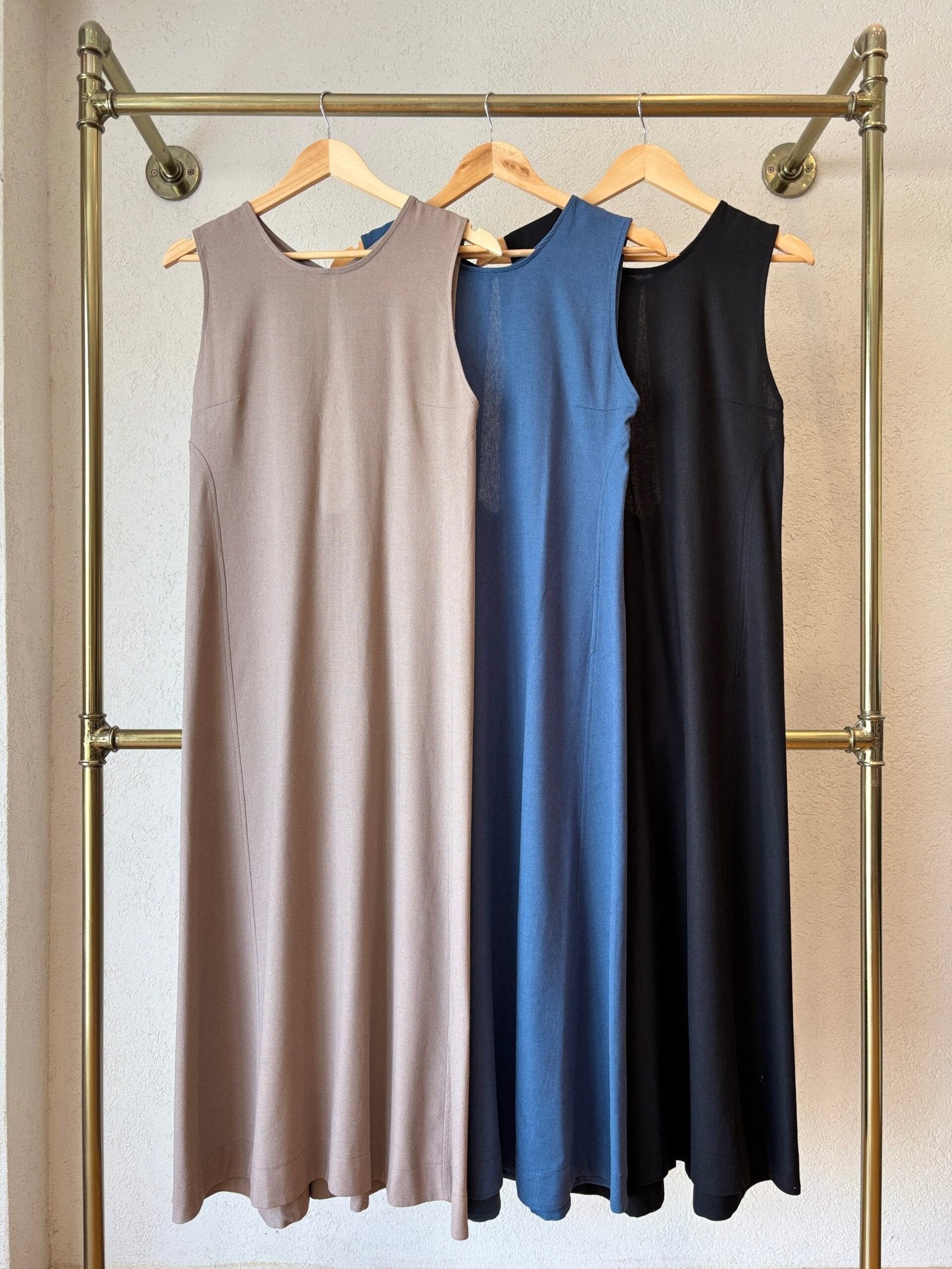 Vestido Amparo sin mangas de lino con cuello redondo y largo midi