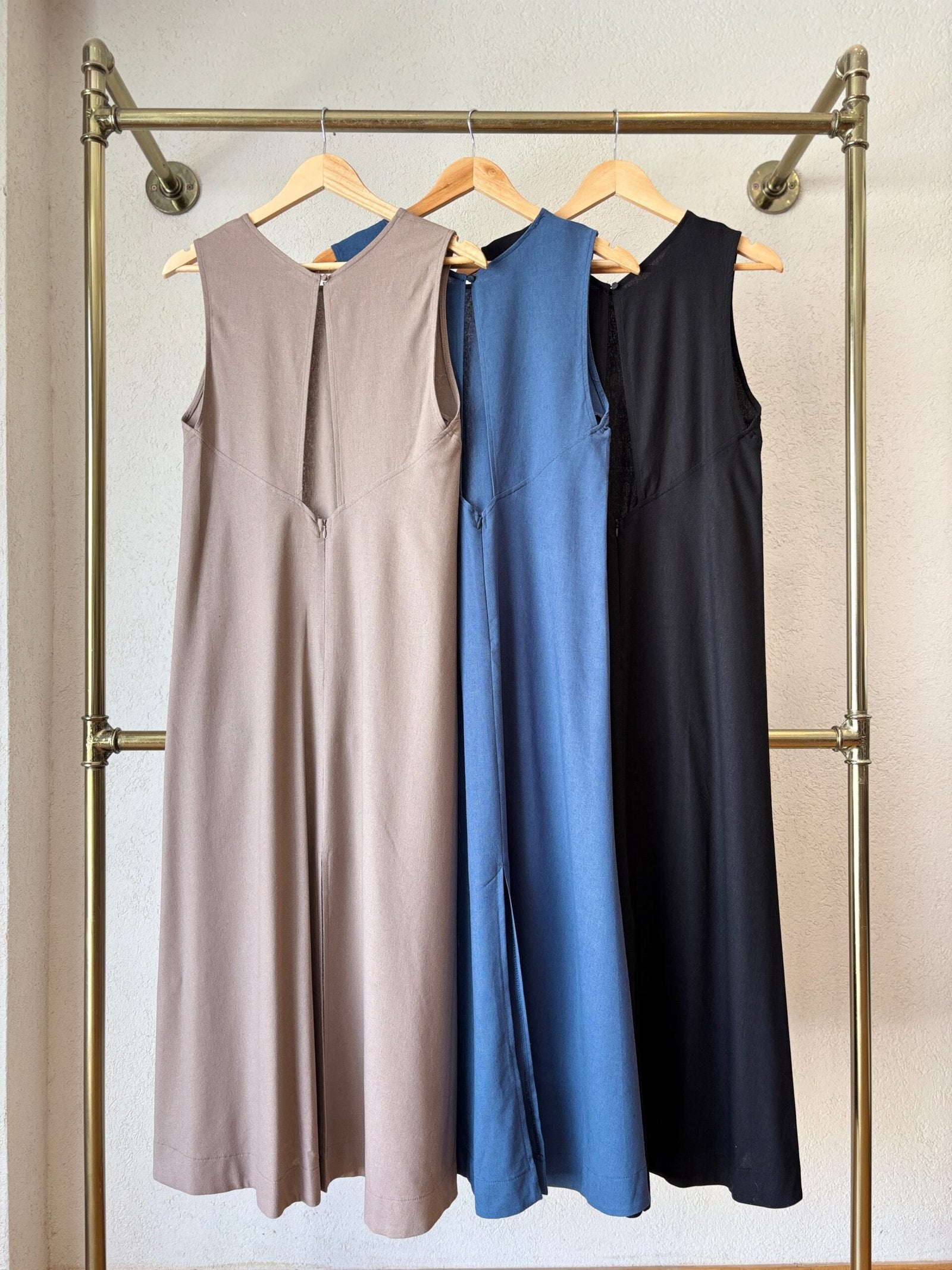 Vestido Amparo sin mangas de escote V y largo midi